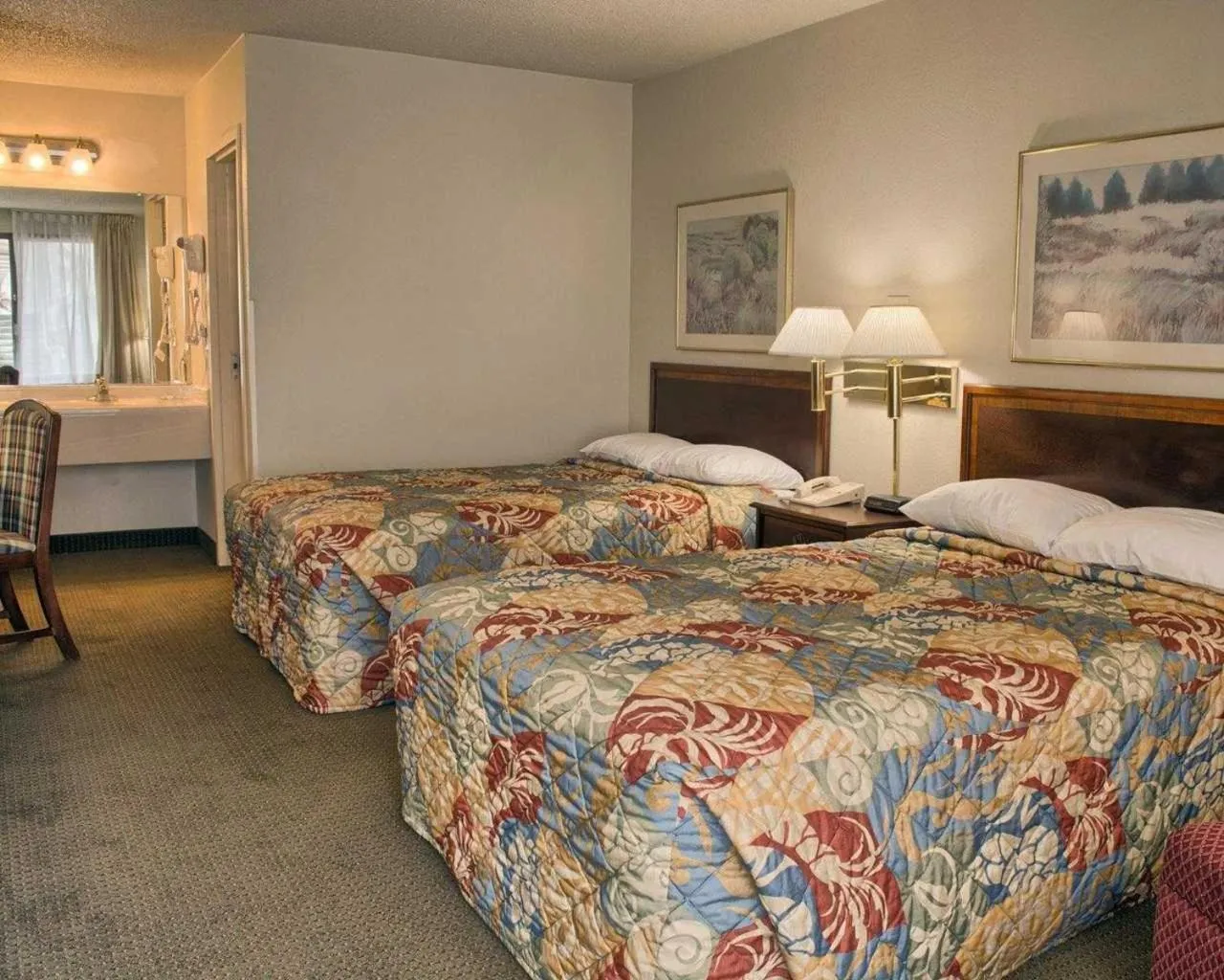 Bed in Rodeway Inn Richmond