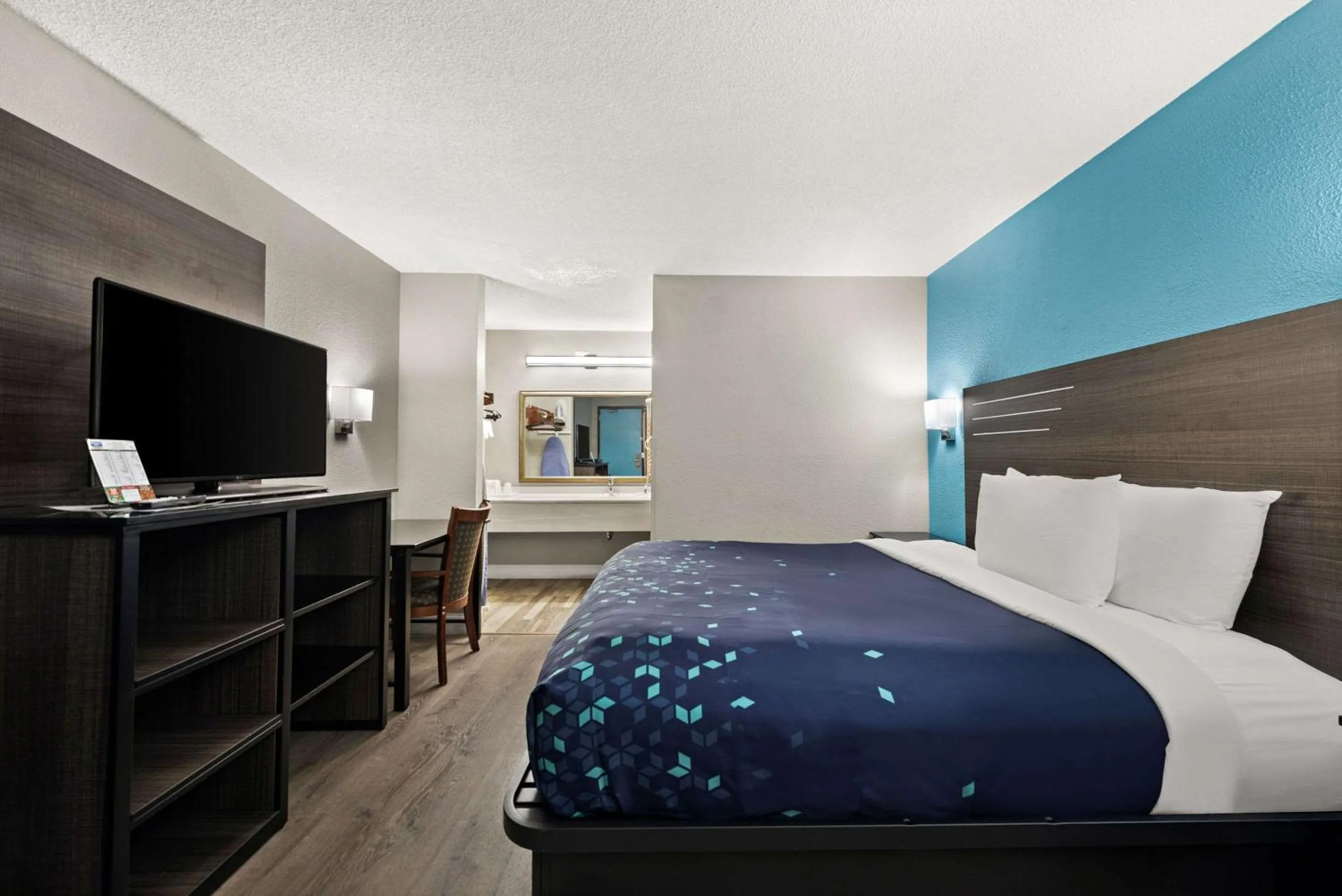 Bedroom, Bed in Rodeway Inn Richmond