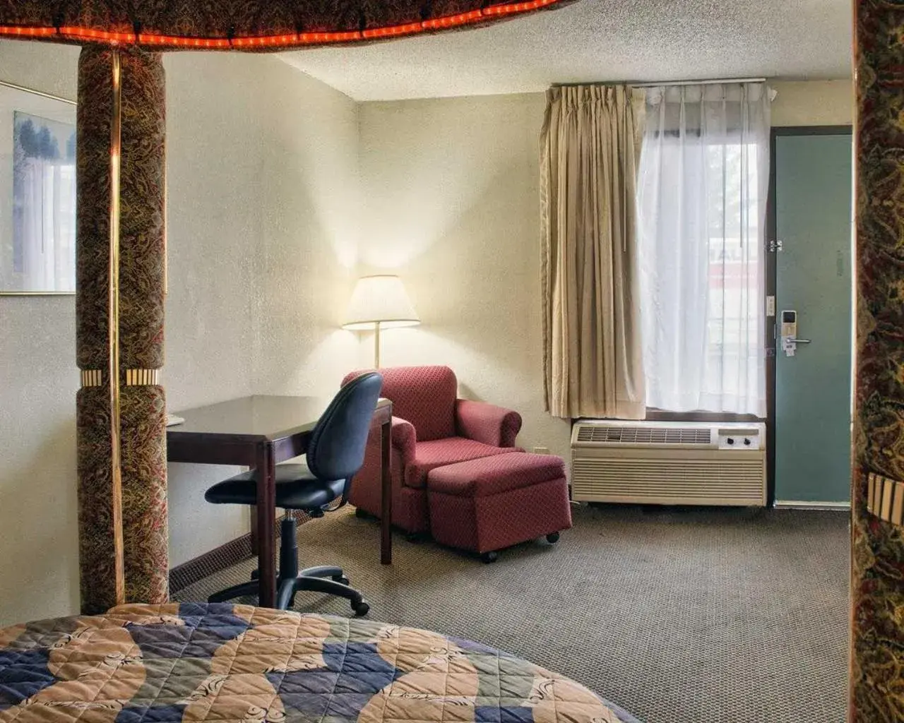 Bed in Rodeway Inn Richmond Bed in Rodeway Inn Richmond