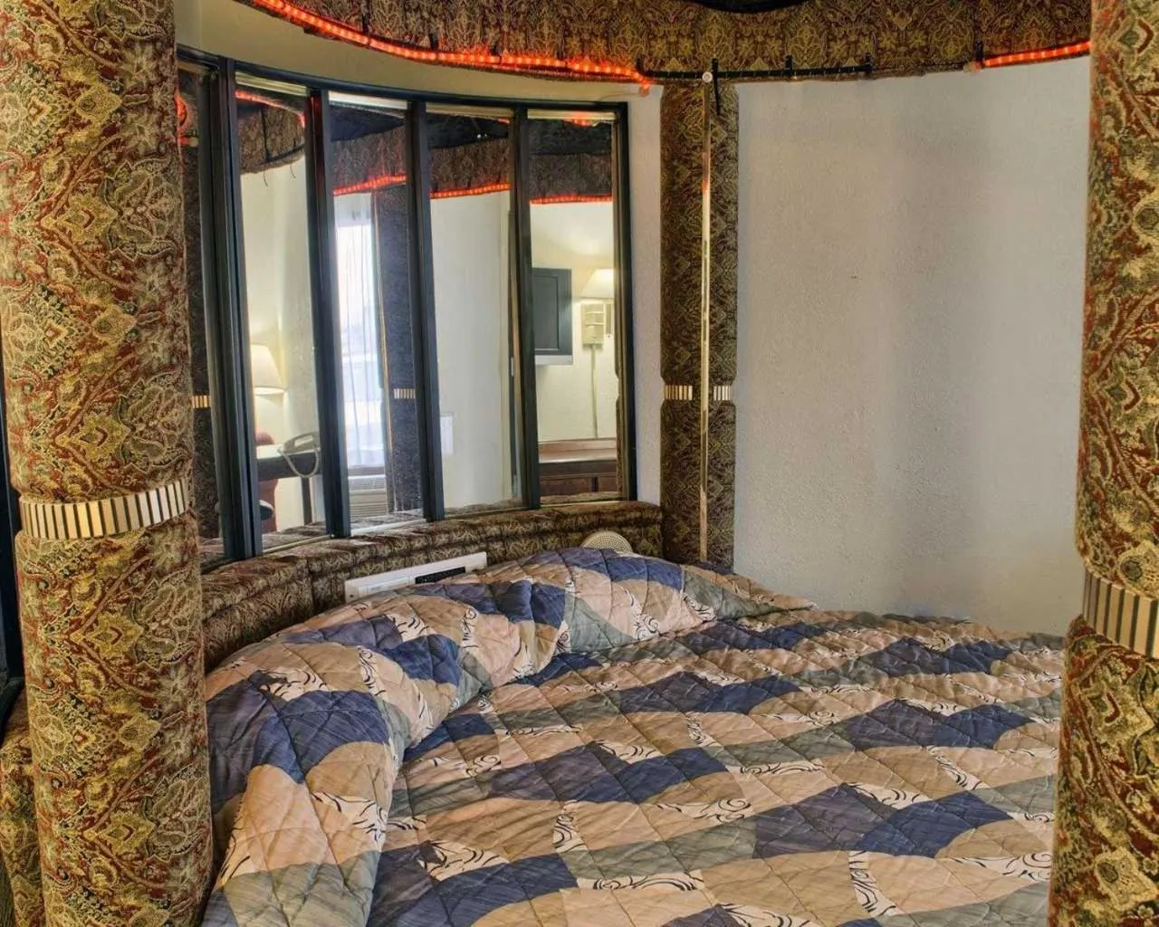 Bed in Rodeway Inn Richmond