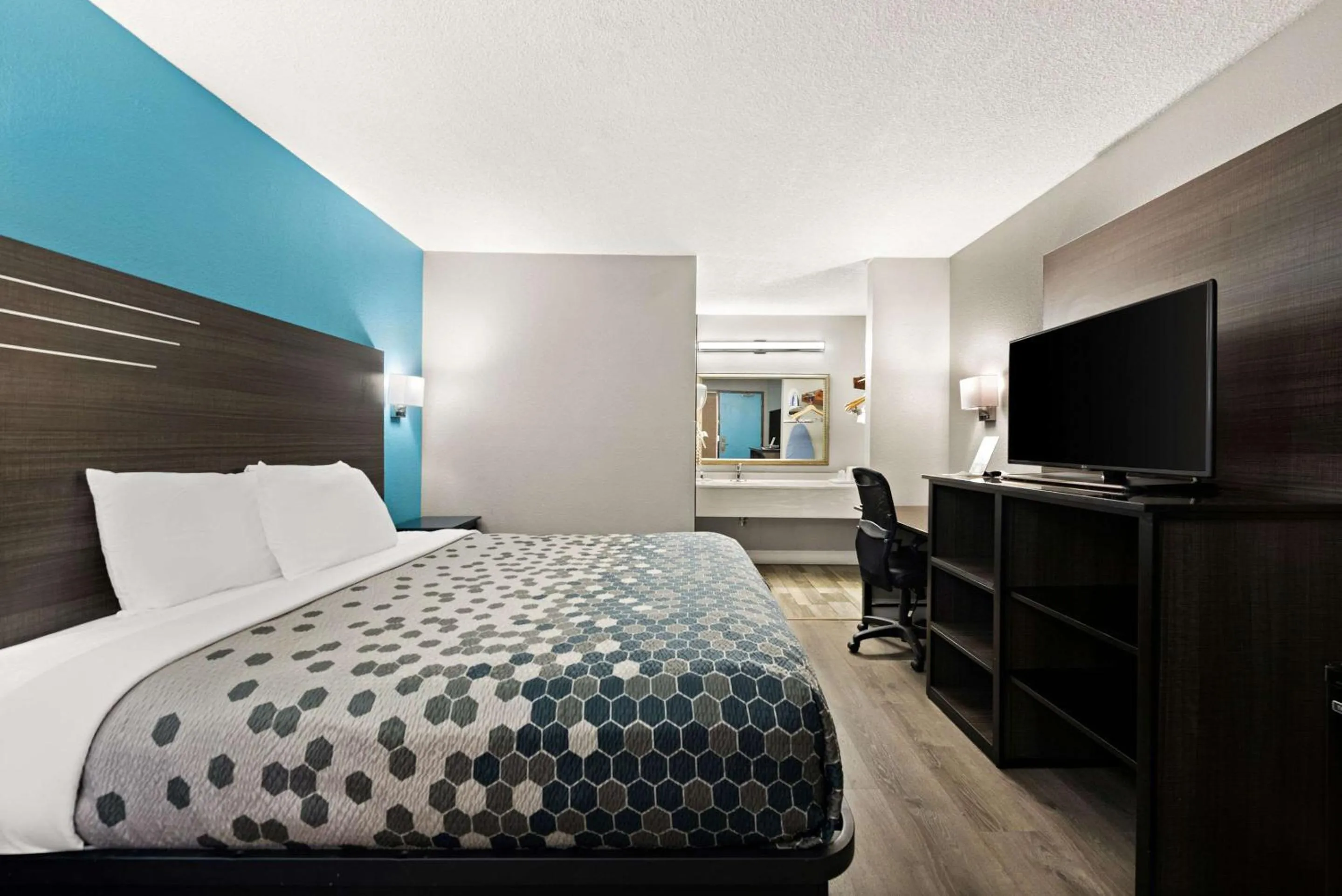 Bedroom, Bed in Rodeway Inn Richmond