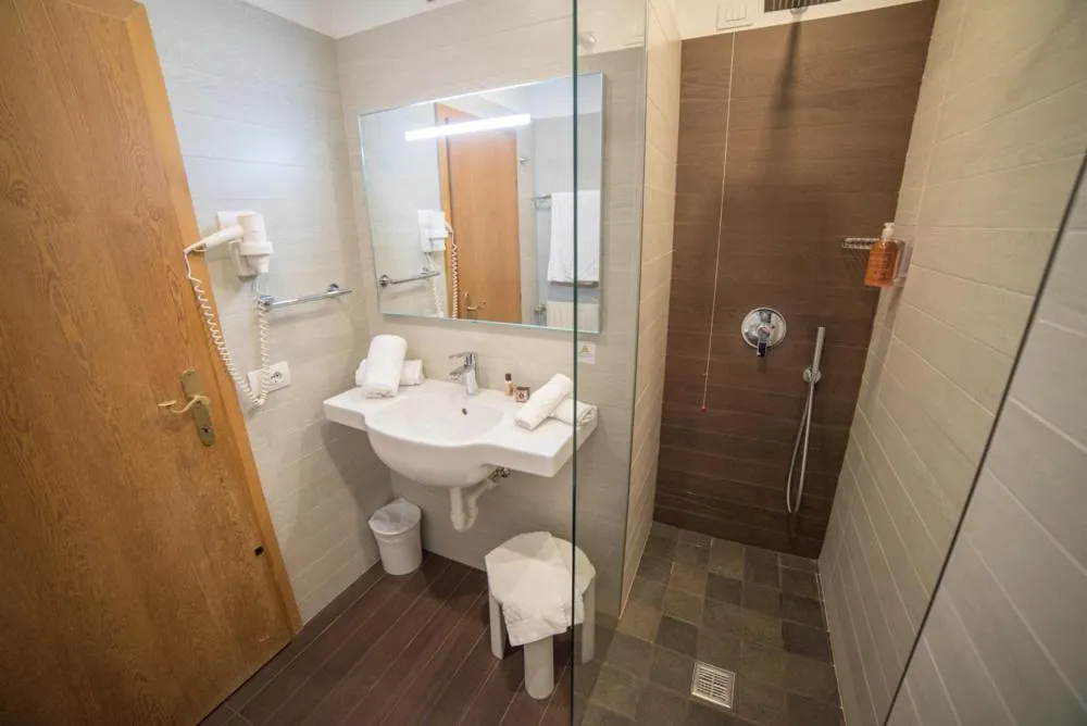 Shower in Olimpionico Hotel