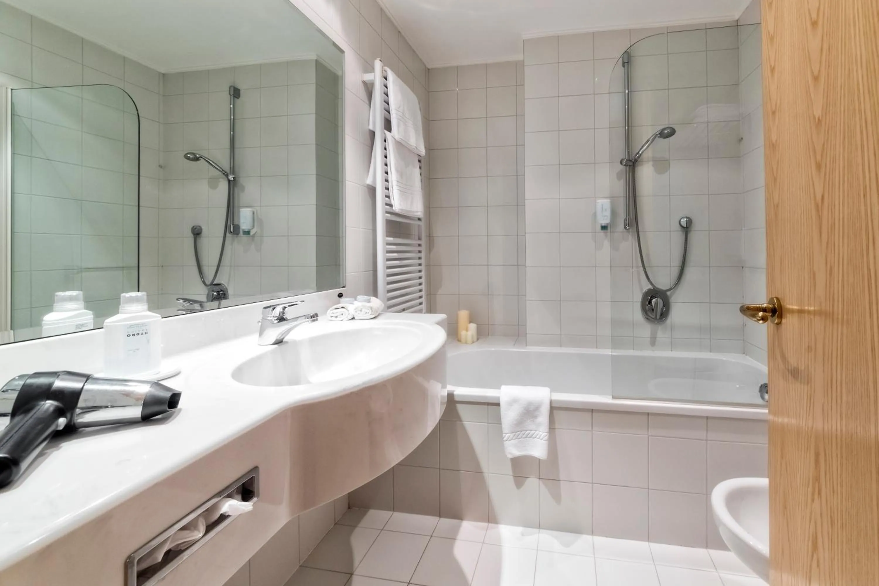 Photo of the whole room in Hotel Post - OlangCard included