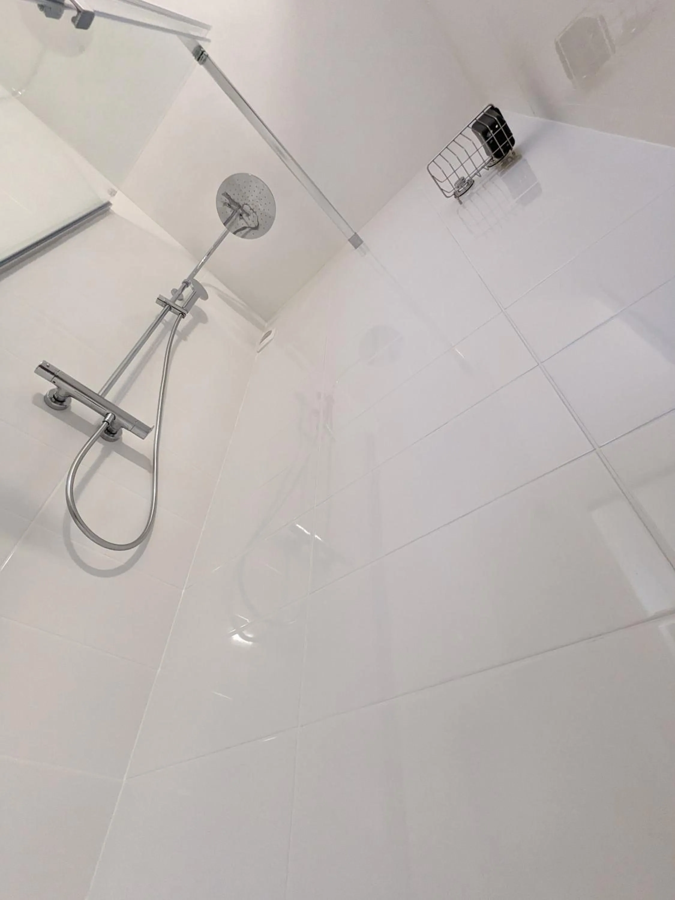 Shower in Fuzei Hôtel Lorient-Lanester