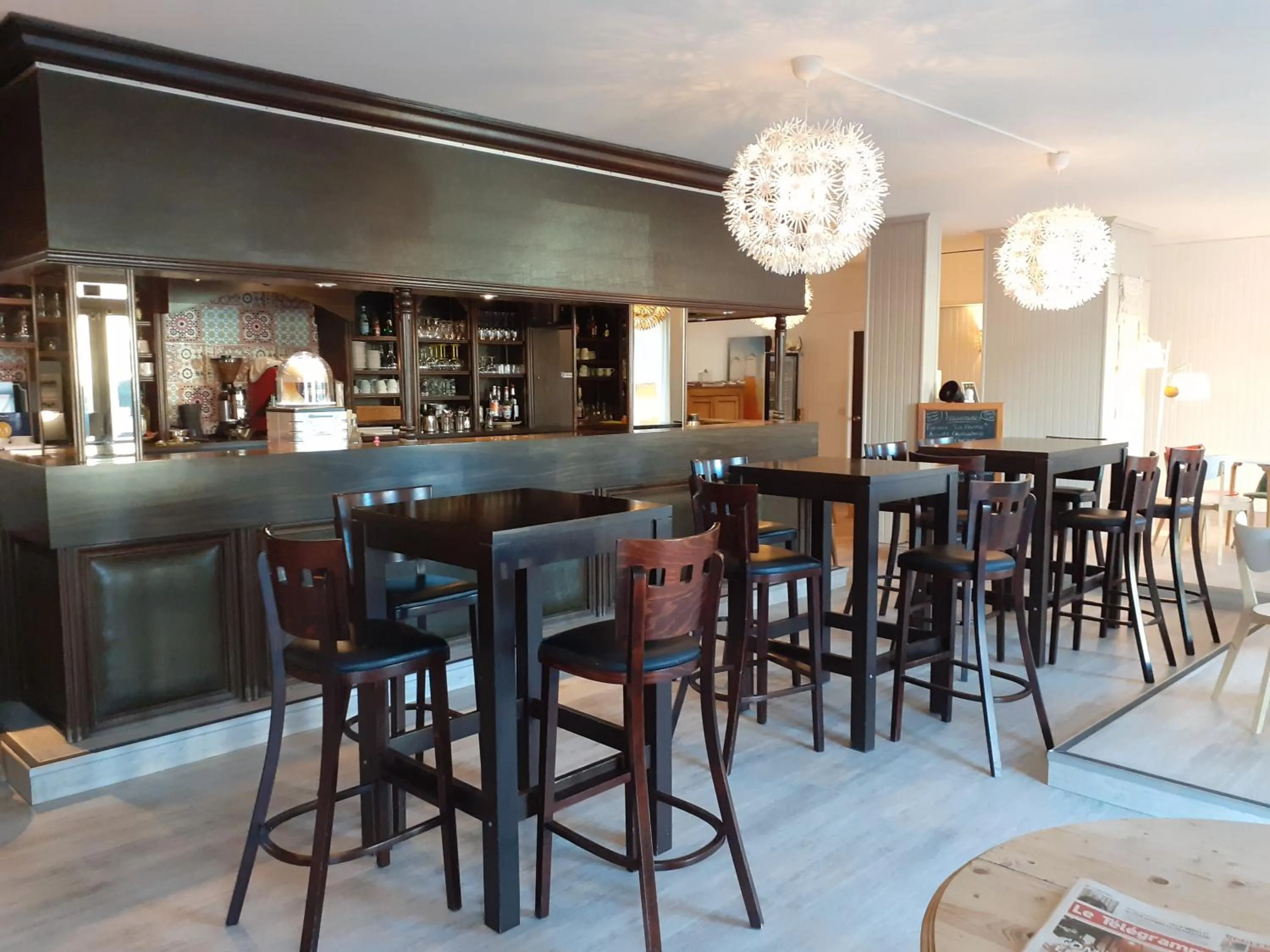 Lounge or bar in Fuzei Hôtel Lorient-Lanester