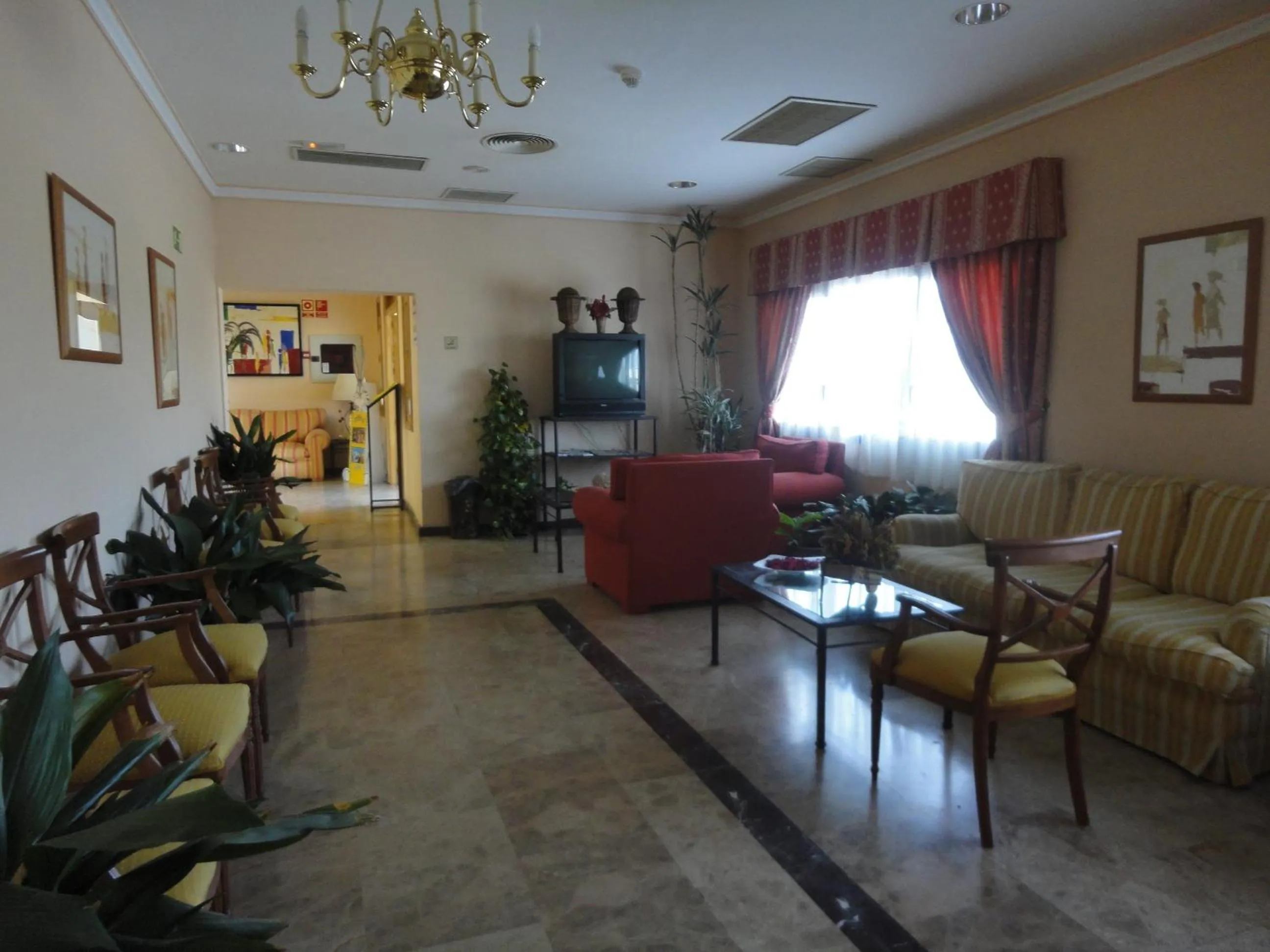 Communal lounge/ TV room in Hotel Mirador