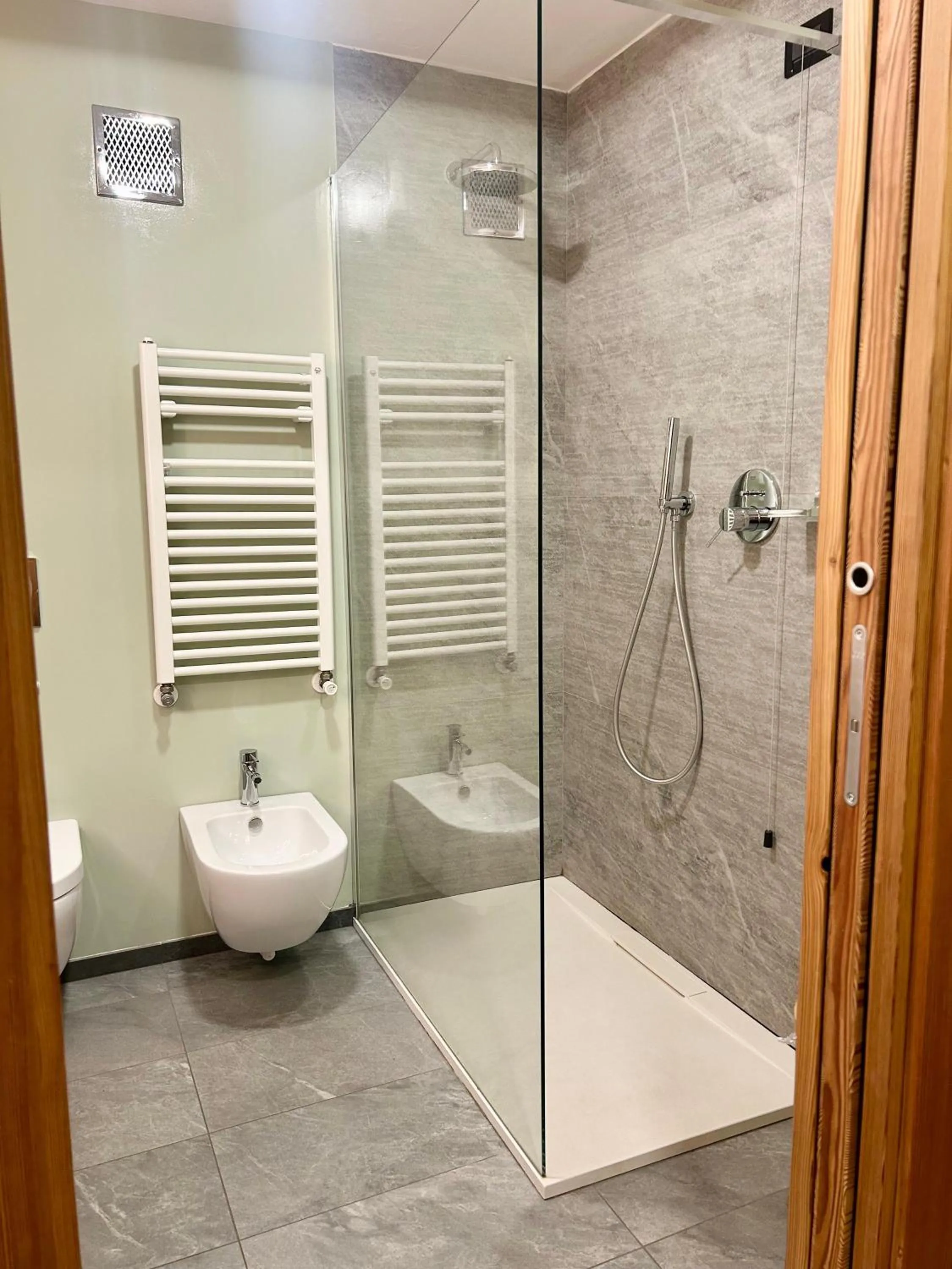 Shower in Hotel Croux