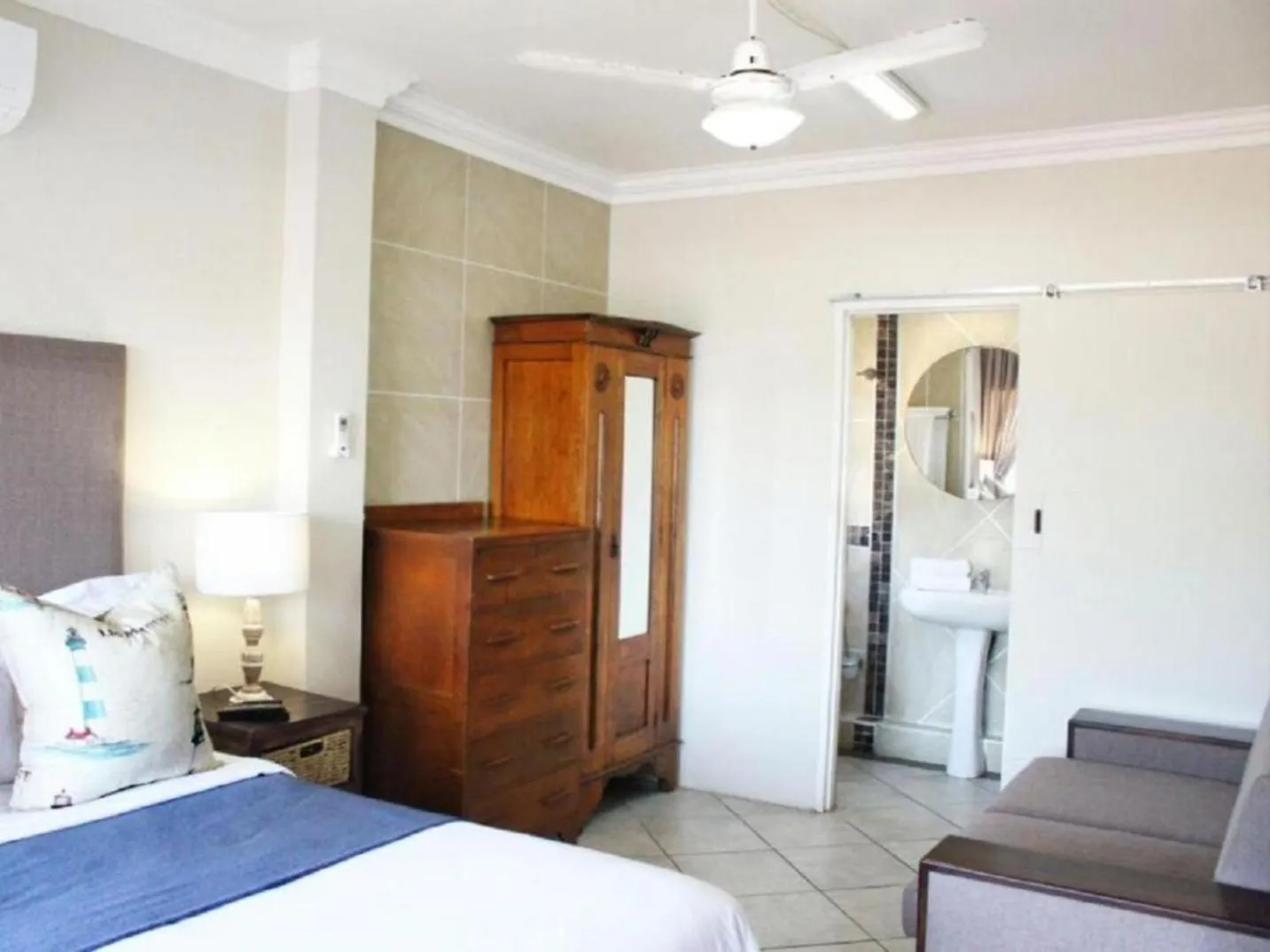 Photo of the whole room, Bed in At Doms B&B