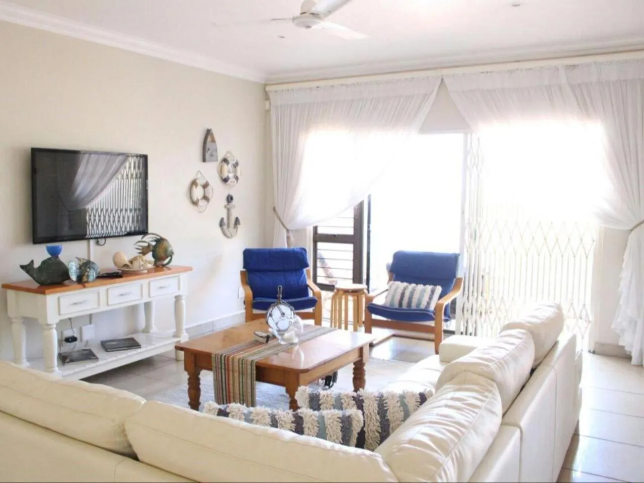 Communal lounge/ TV room in At Doms B&B