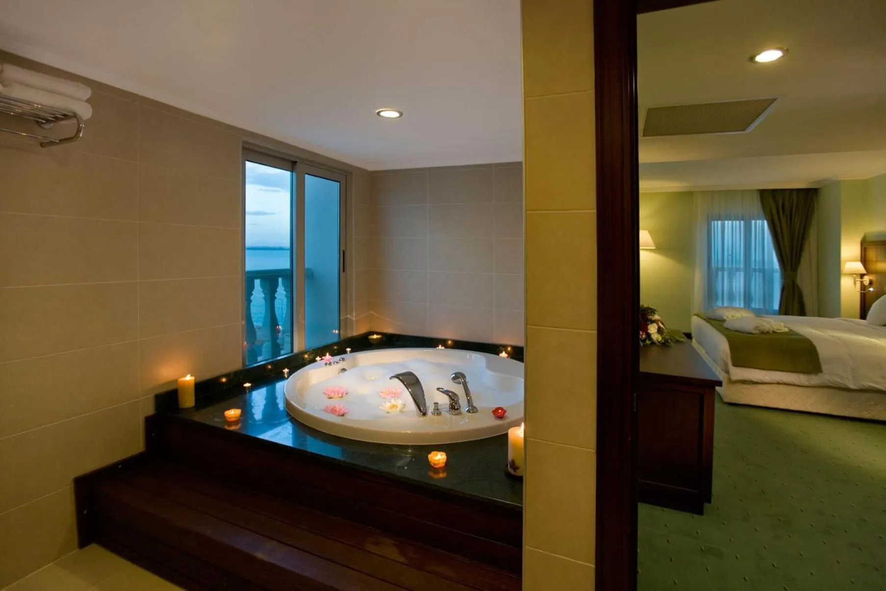 Photo of the whole room, Bed in Crowne Plaza Antalya by IHG