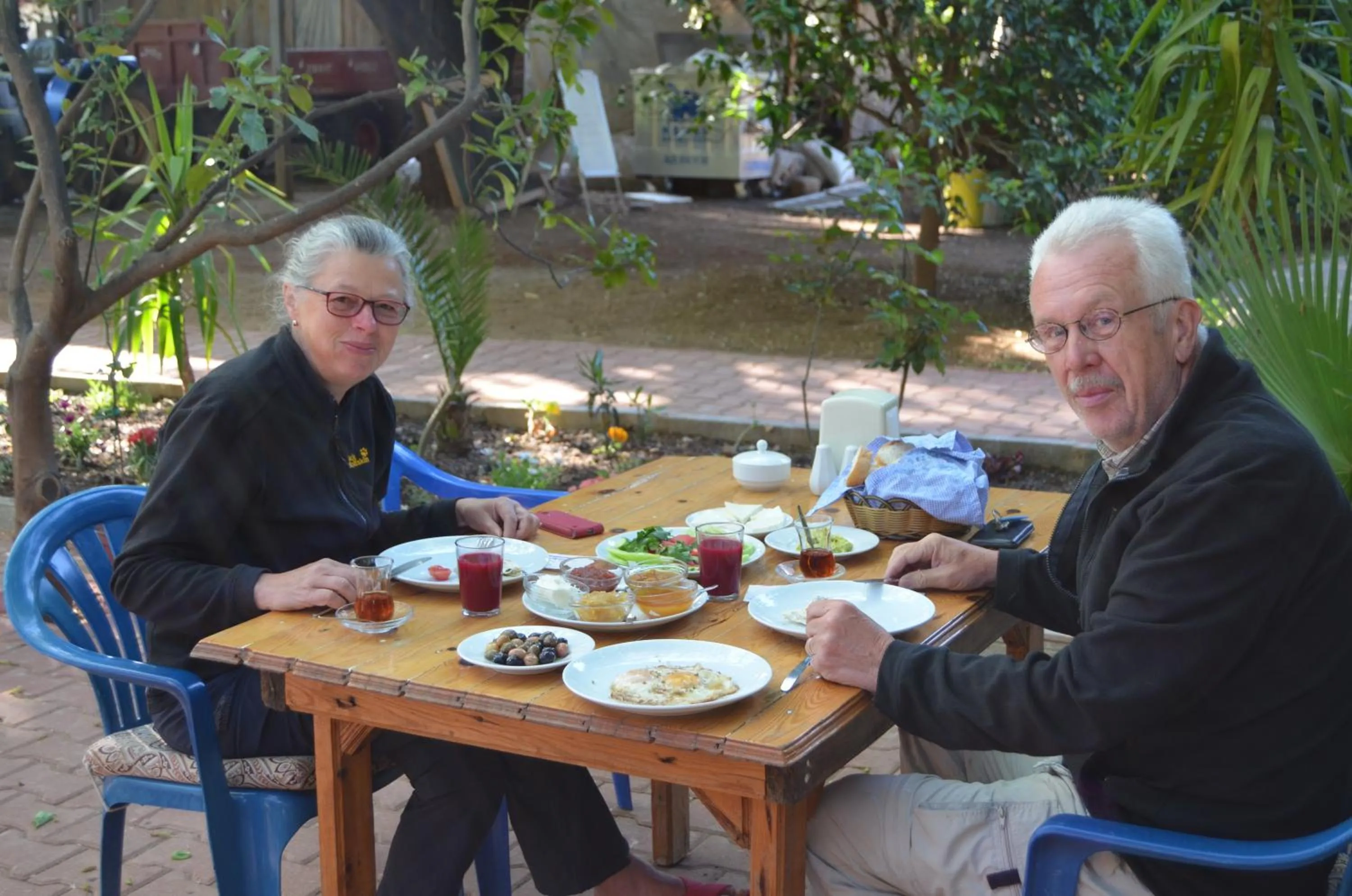 People in Simge Pension