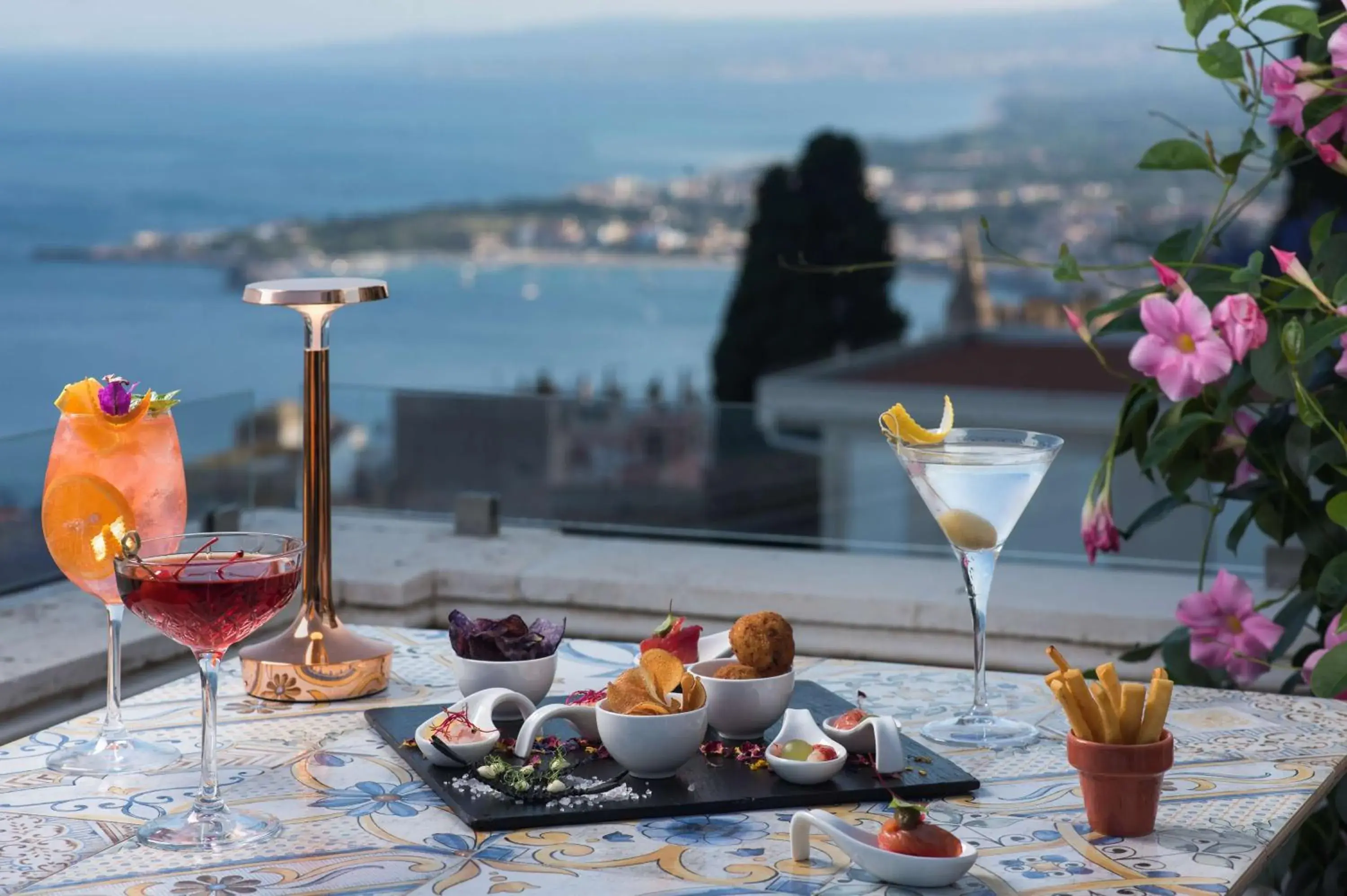 Lounge or bar in NH Collection Taormina Lounge or bar in NH Collection Taormina