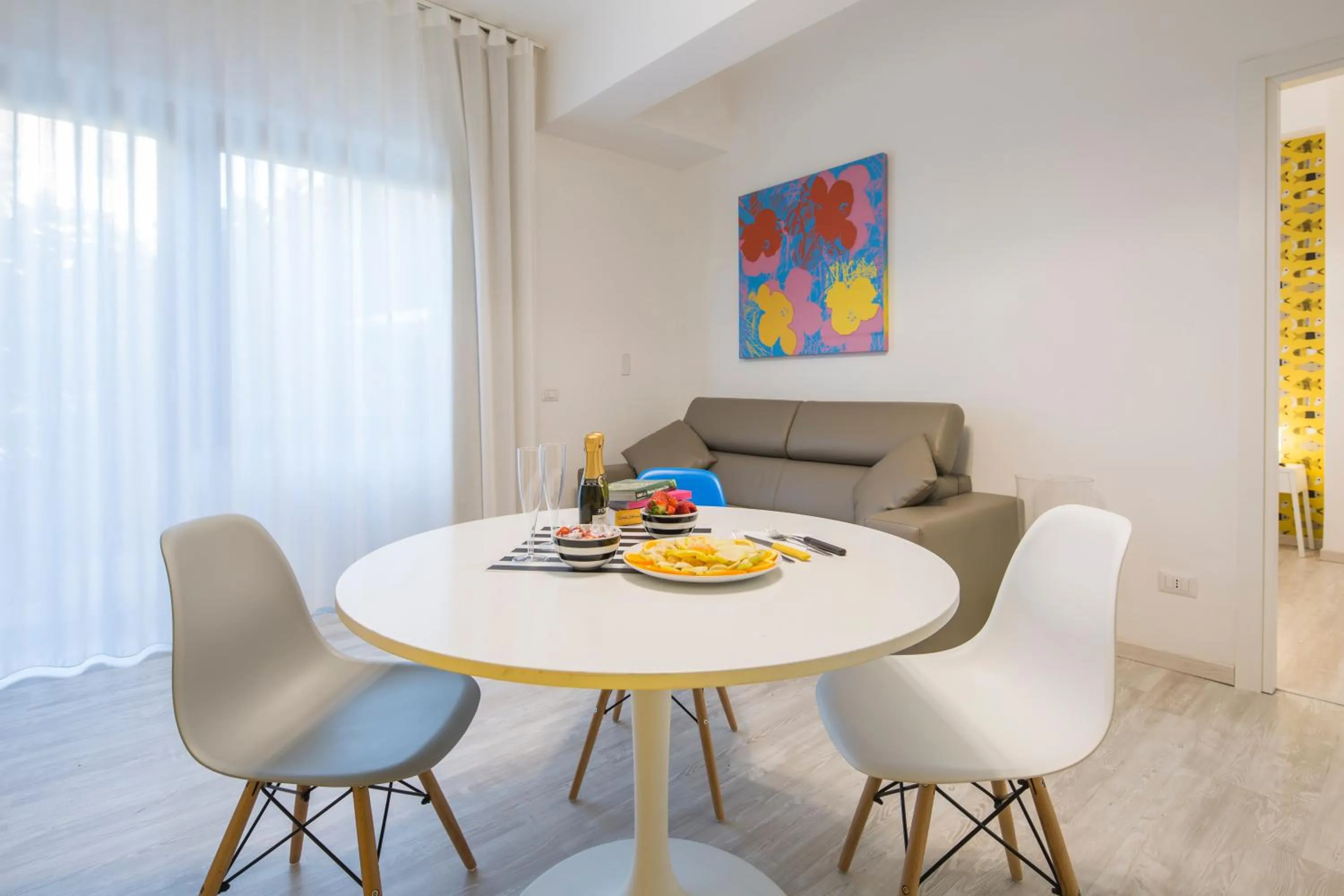 Coffee/tea facilities in Flower Suites Sorrento