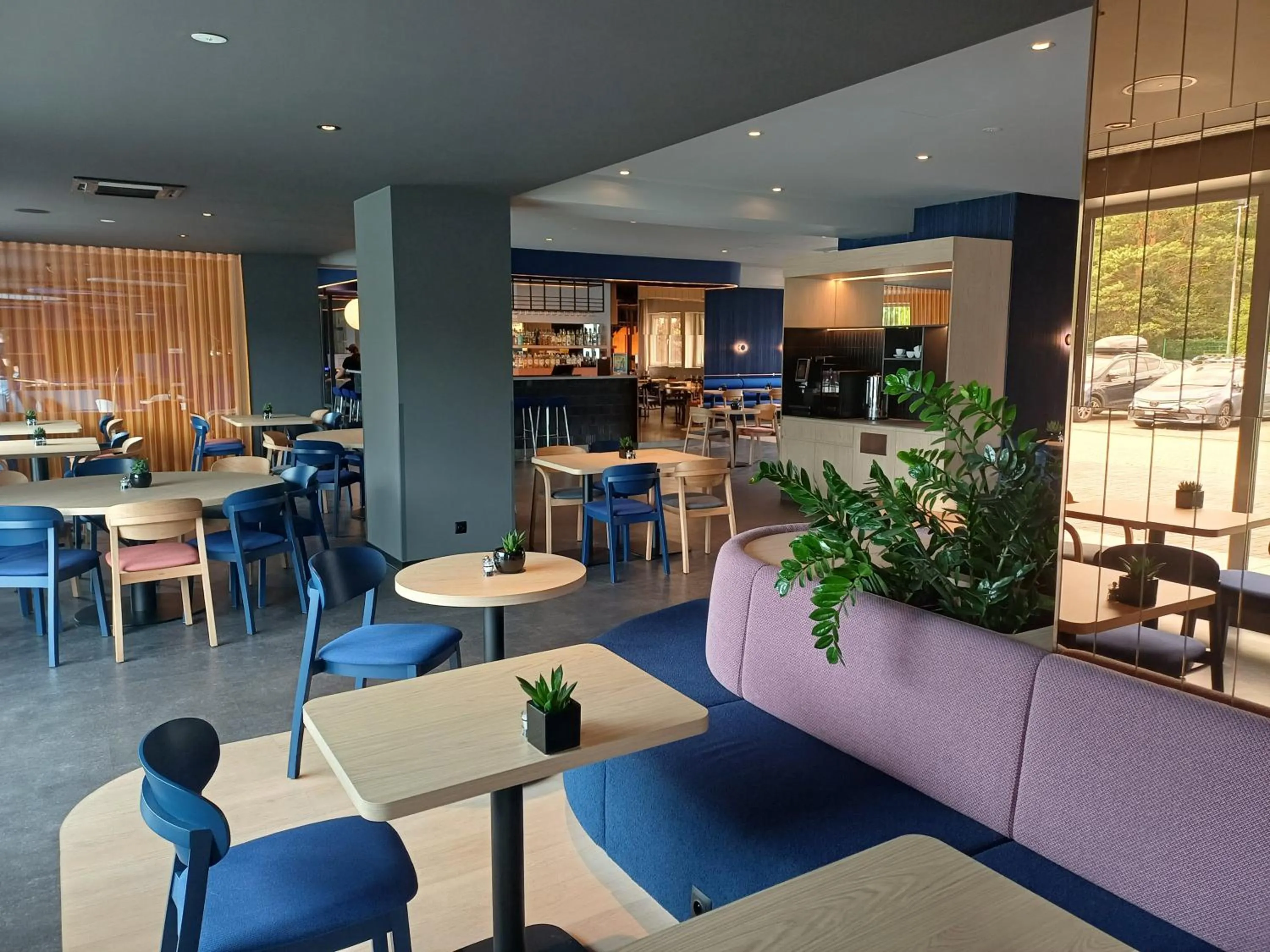 Restaurant/places to eat in Desilva Inn Katowice Airport