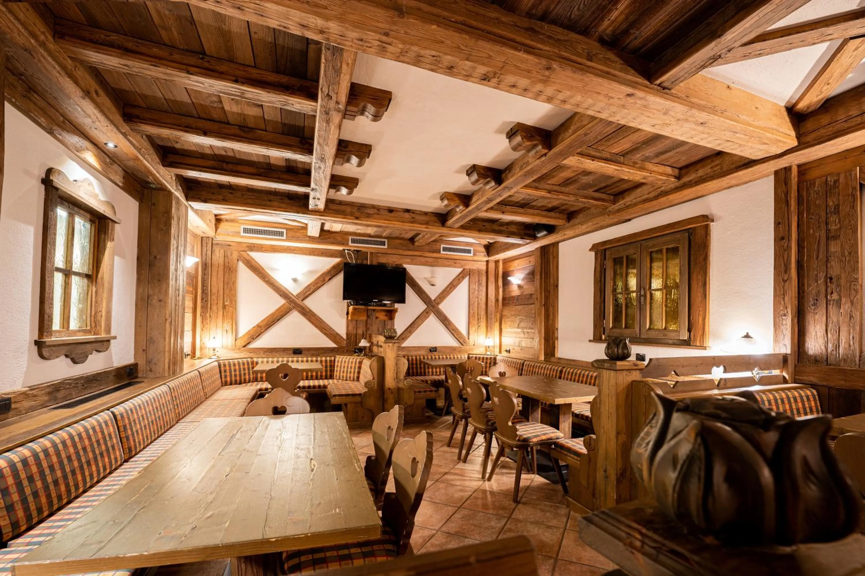 Restaurant/places to eat in Lo Scoiattolo Hotel