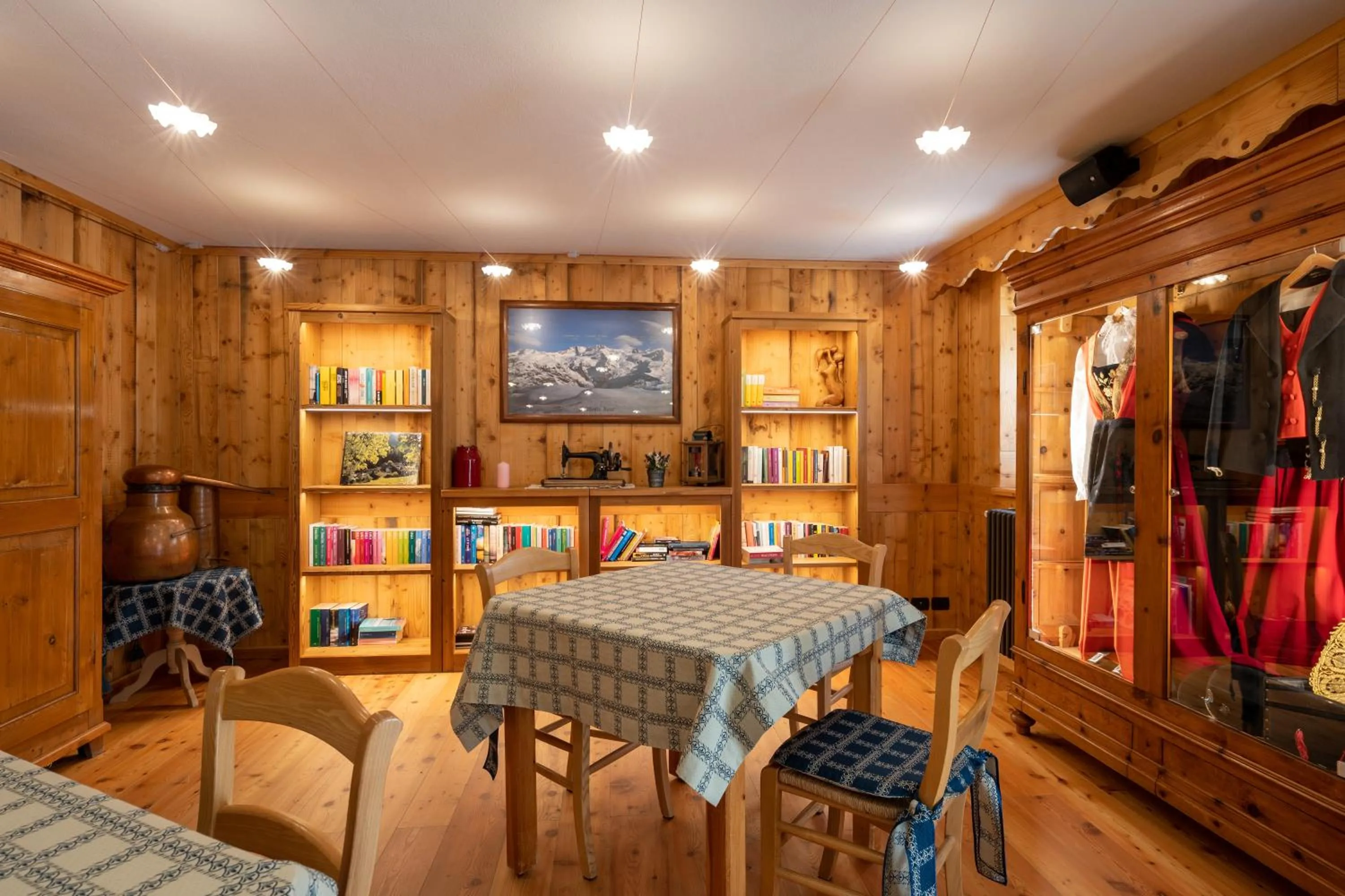 Library in Lo Scoiattolo Hotel