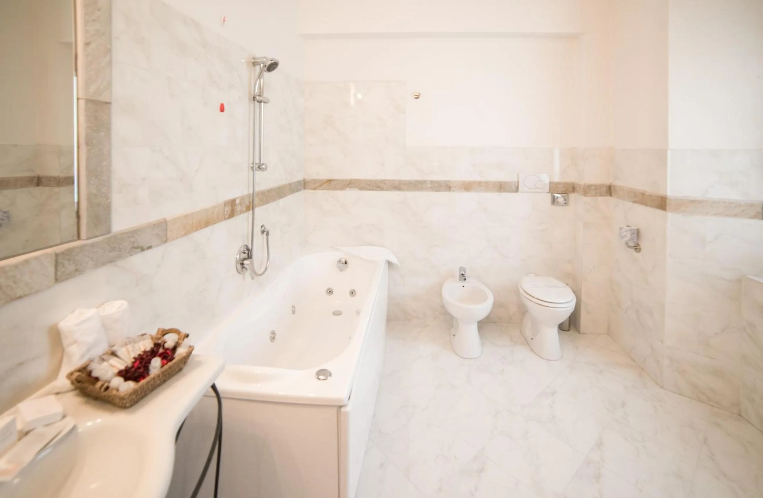 Bathroom in HG Abetone e Piramidi Resort