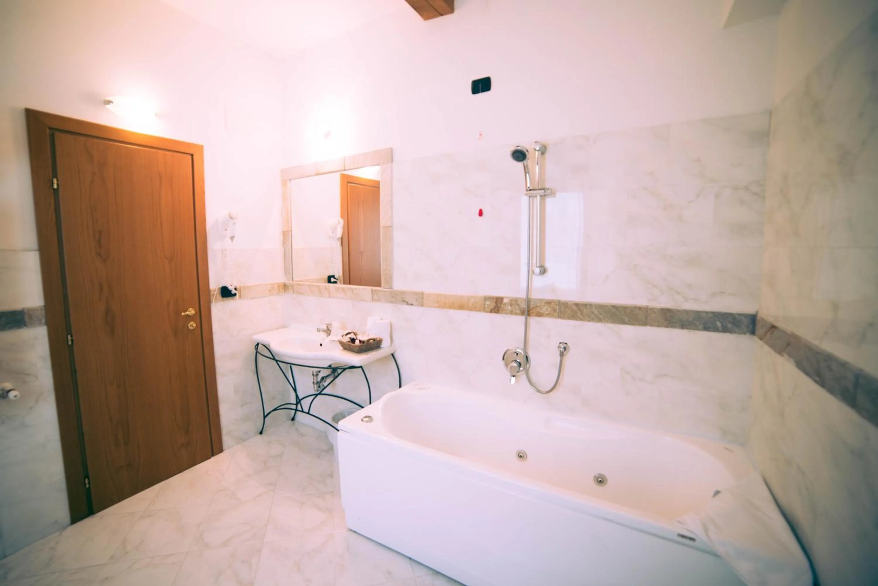 Bathroom in HG Abetone e Piramidi Resort