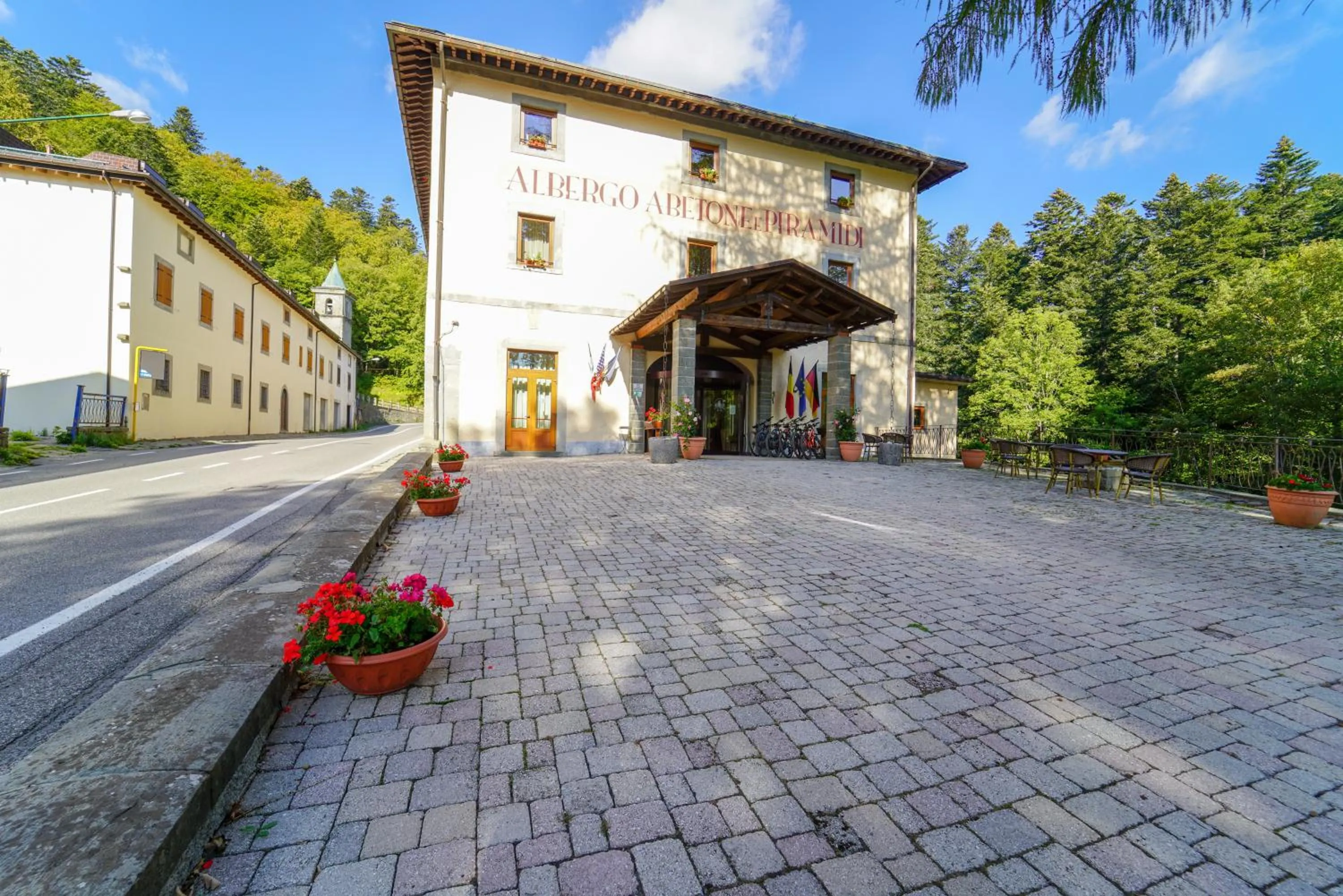 Property building in HG Abetone e Piramidi Resort