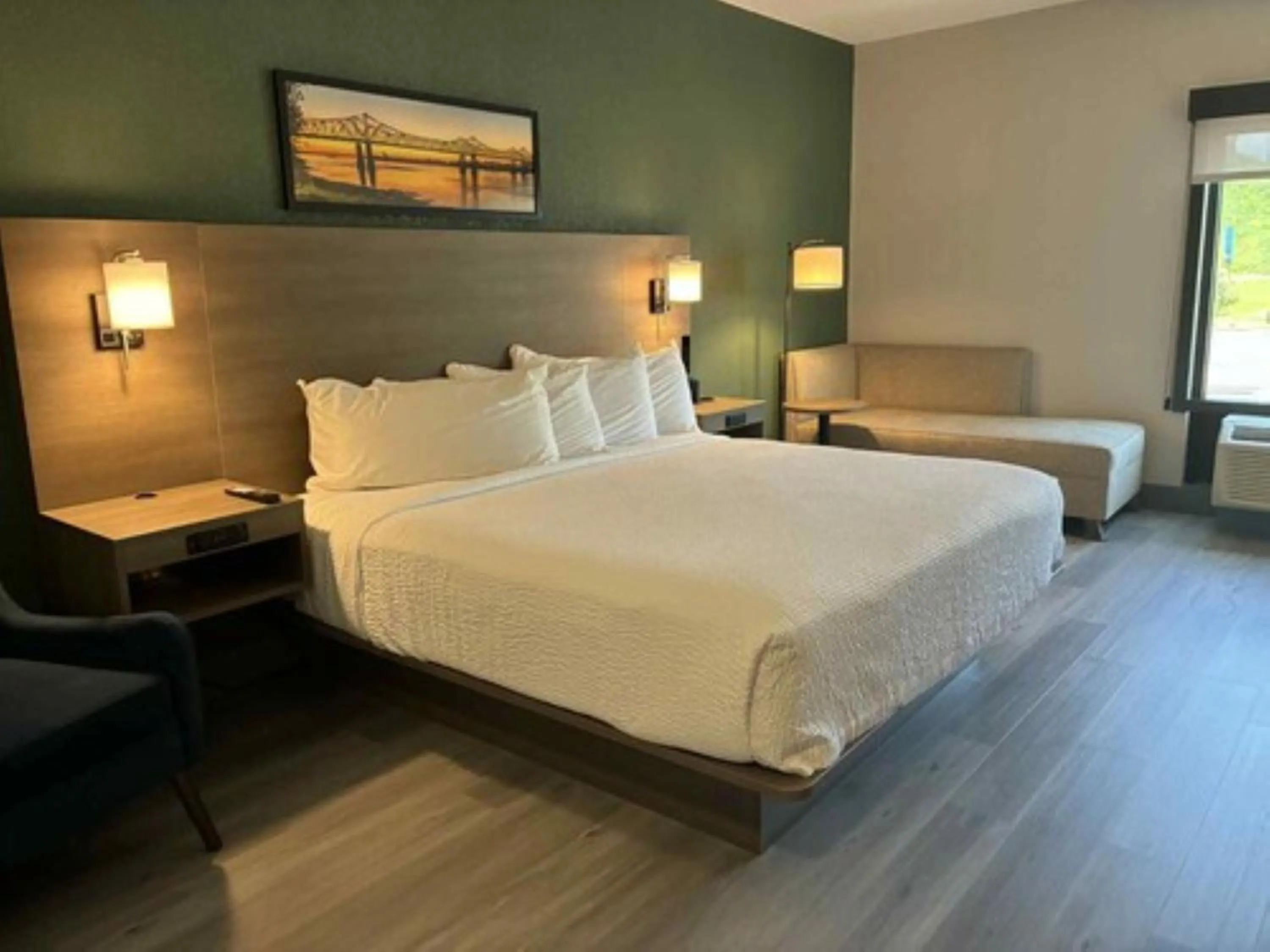 Bedroom, Bed in The Bridges Hotel