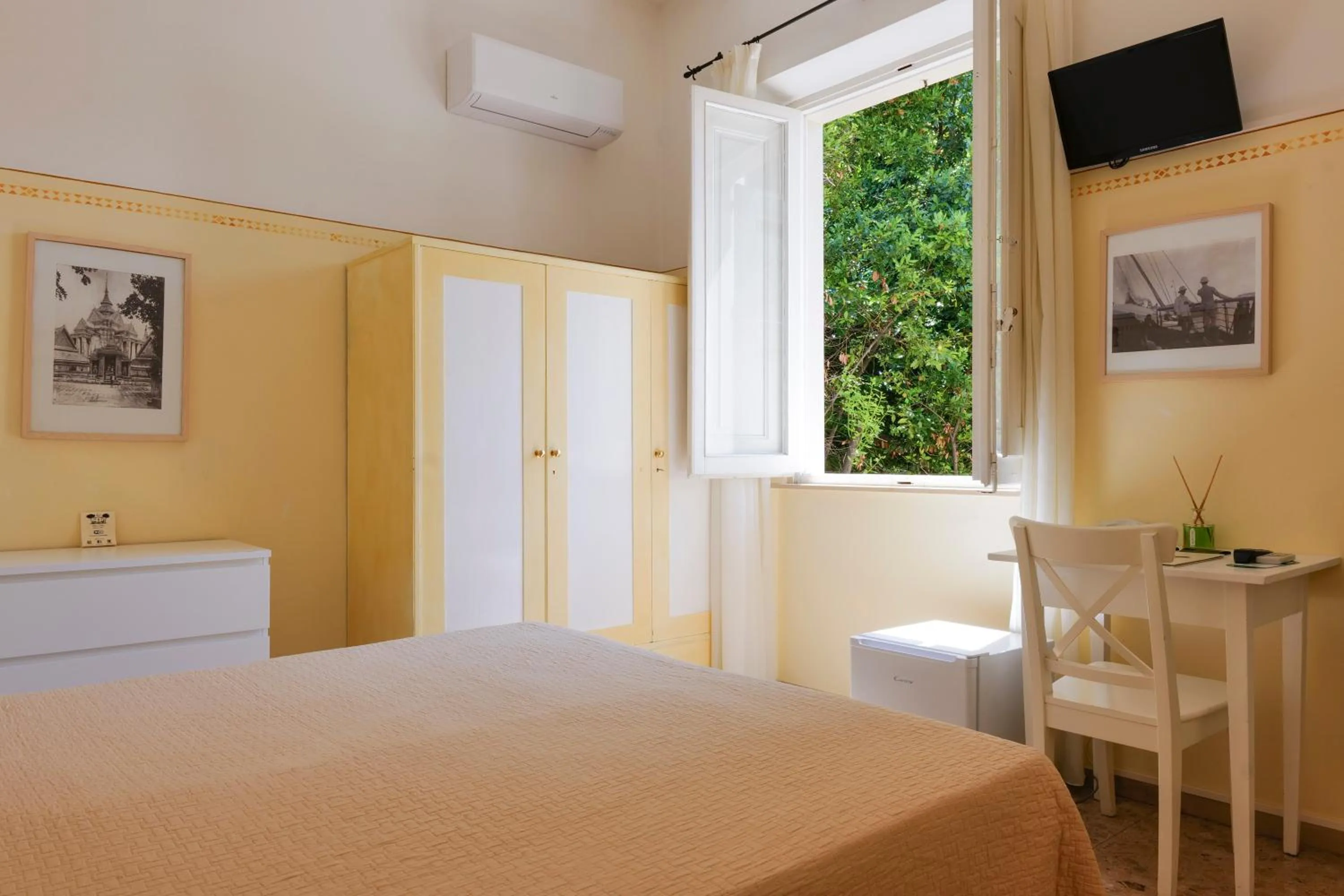 Bed in Hotel Club i Pini - Residenza d'Epoca in Versilia