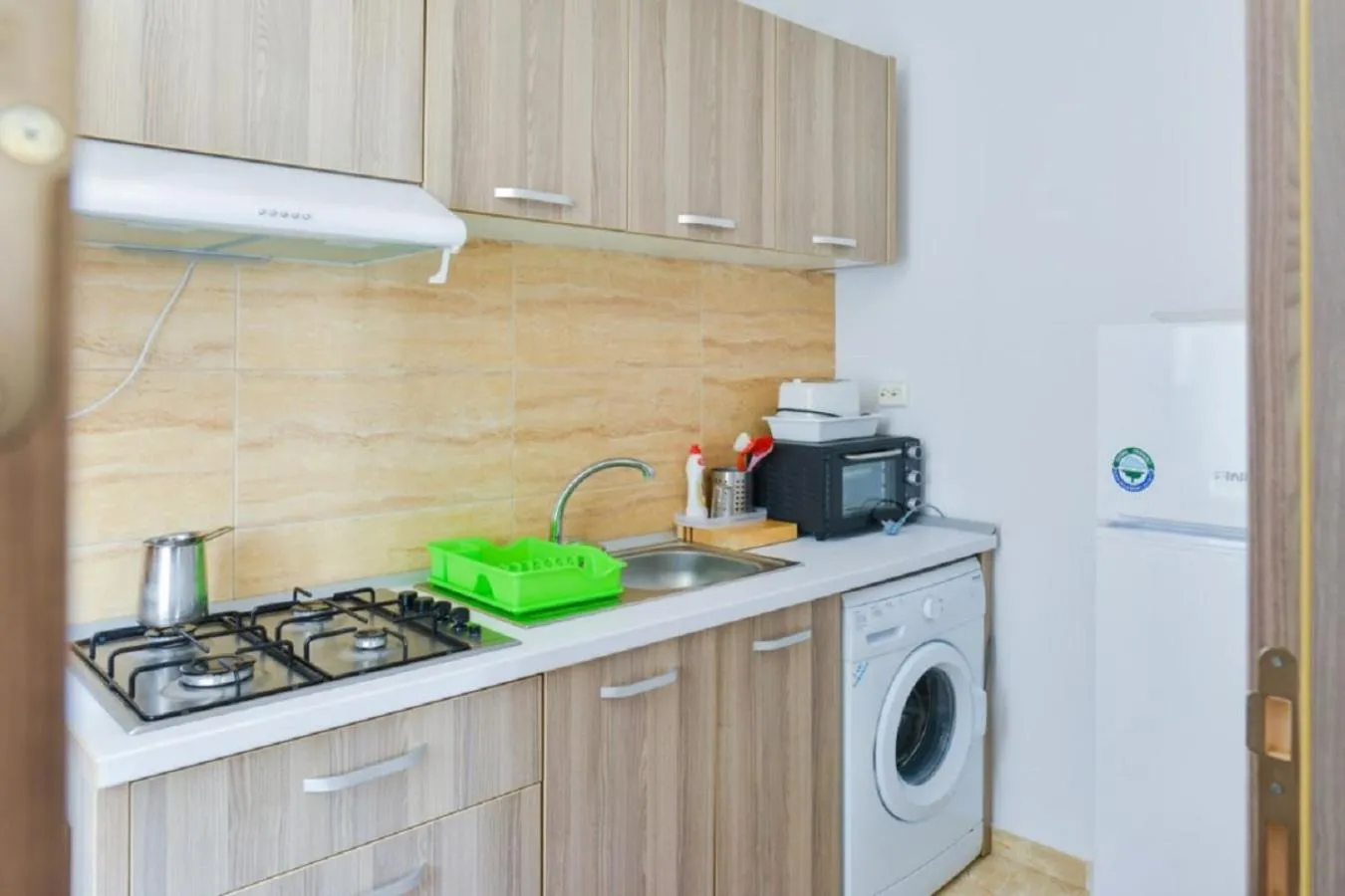 Kitchen or kitchenette in Apartament studio Summerland Mamaia