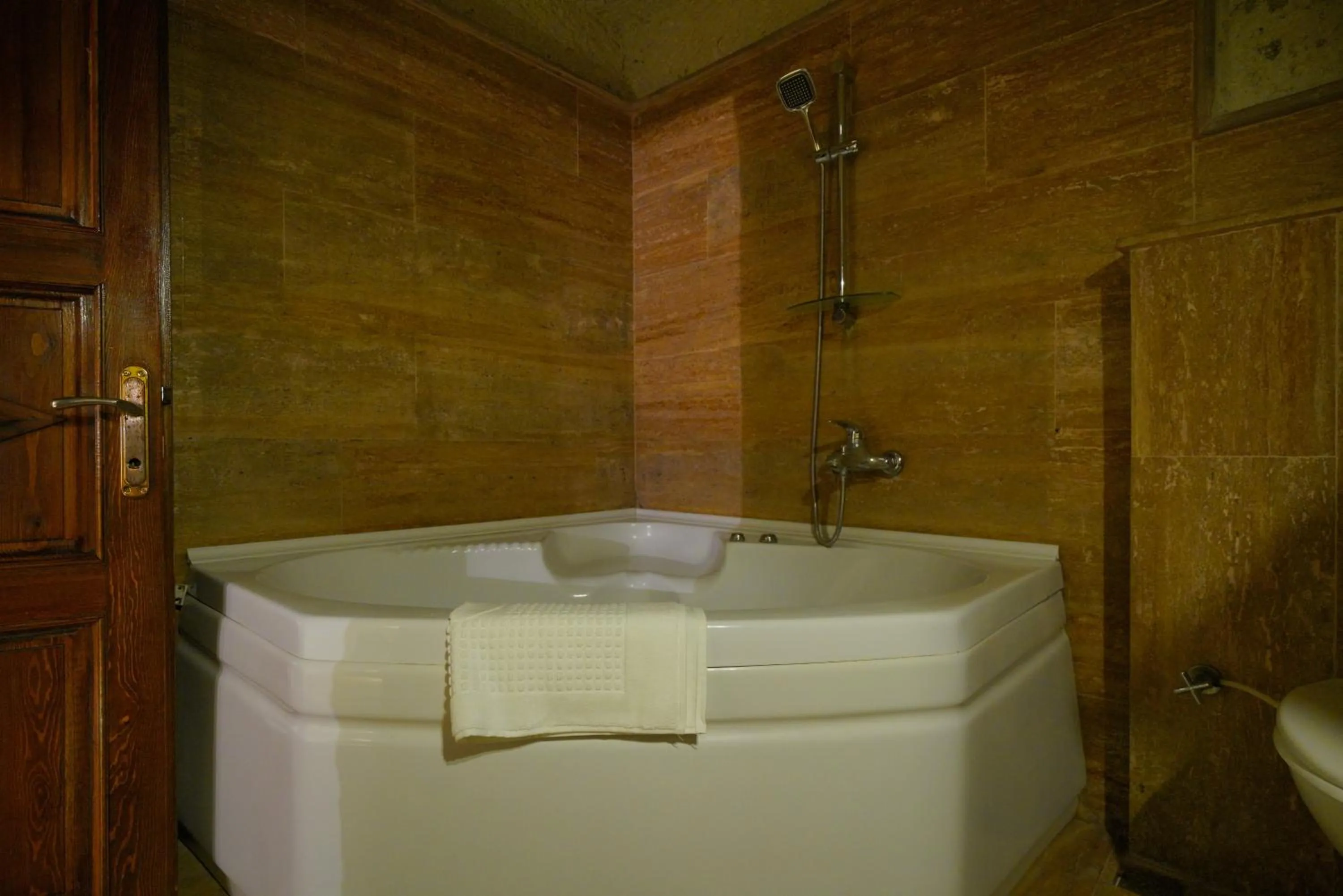 Bath in Asteria Cave Hotel