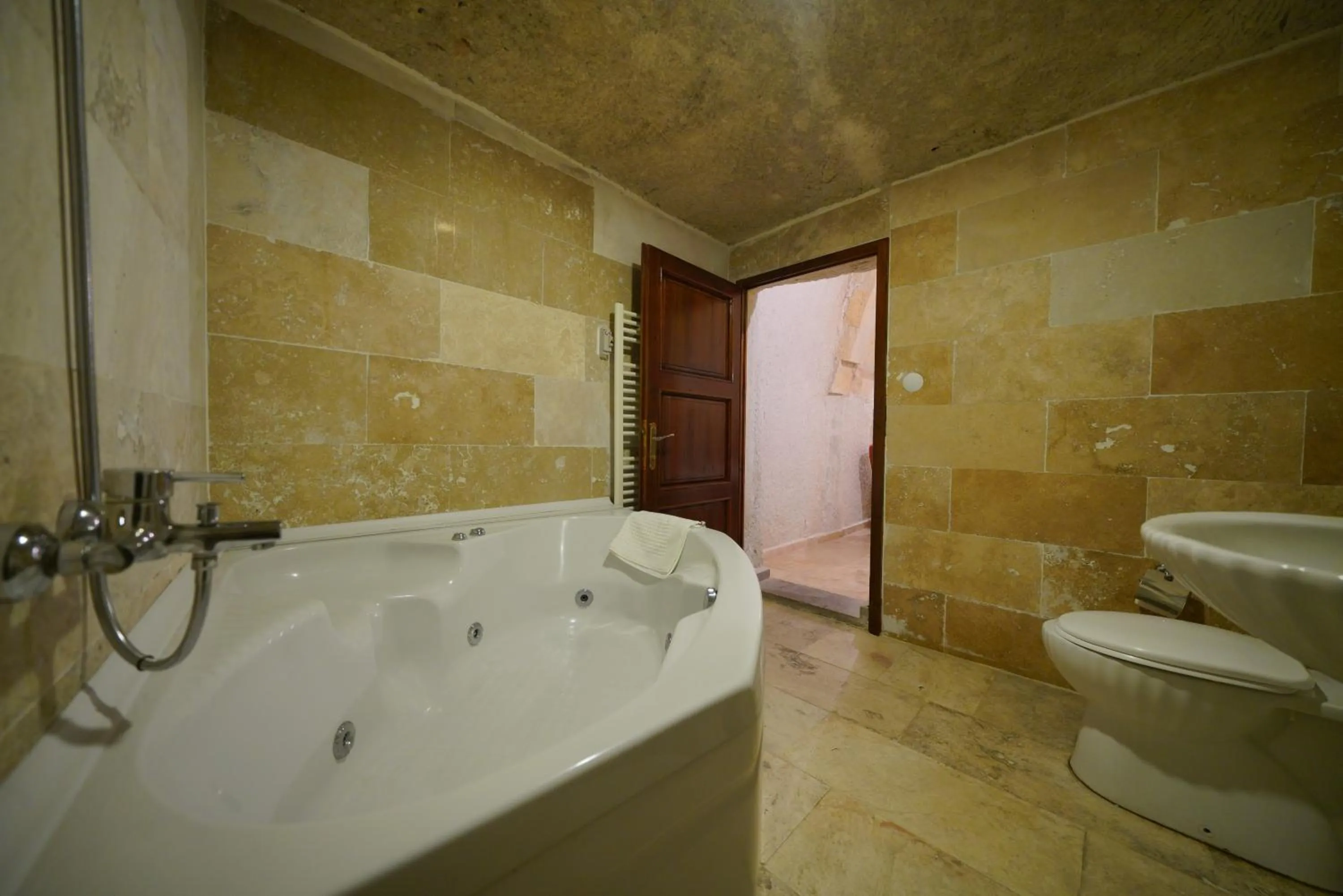 Bath in Asteria Cave Hotel