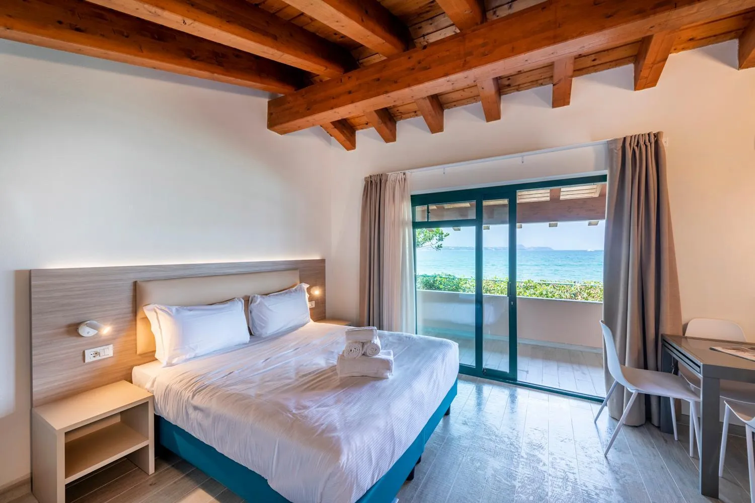 View (from property/room), Bed in Club del Sole Desenzano Boutique Resort