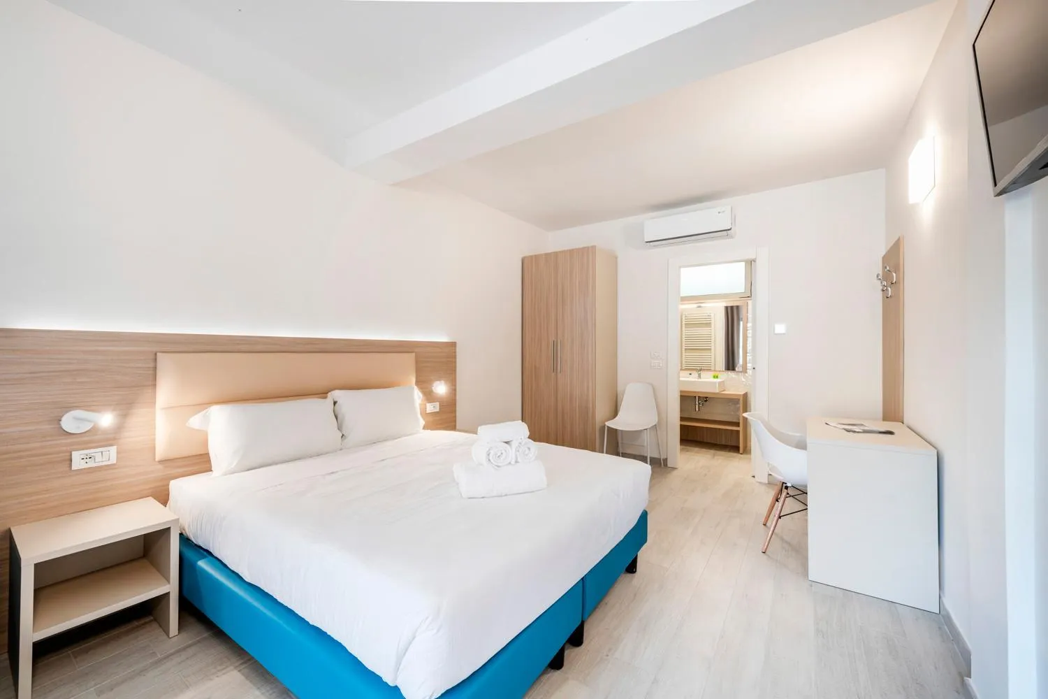 Photo of the whole room, Bed in Club del Sole Desenzano Boutique Resort