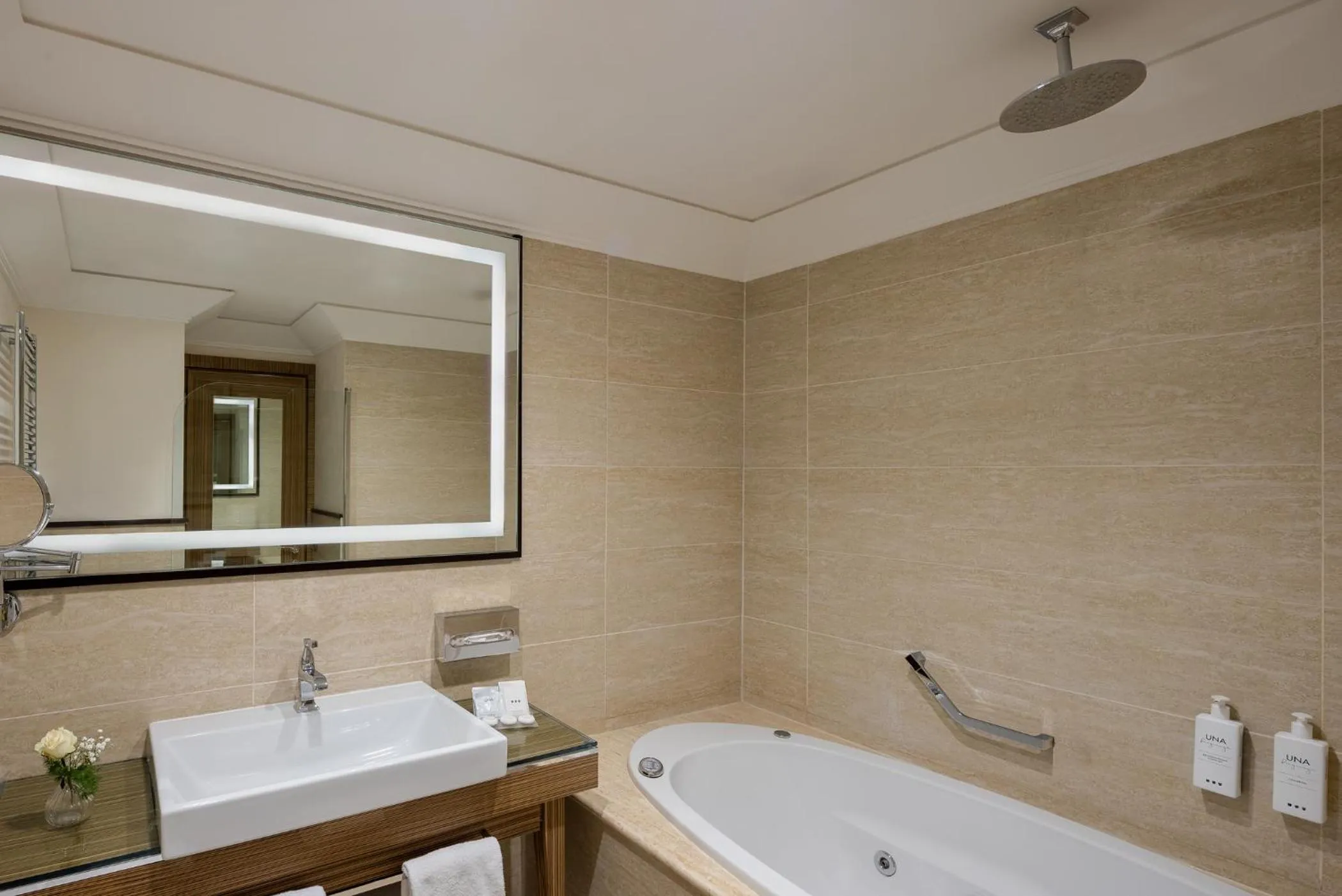 Bathroom in UNA Hotels Decò Roma