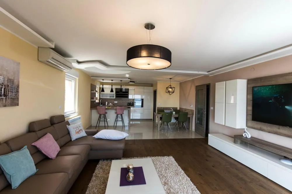Apartments Sandra with free private parking