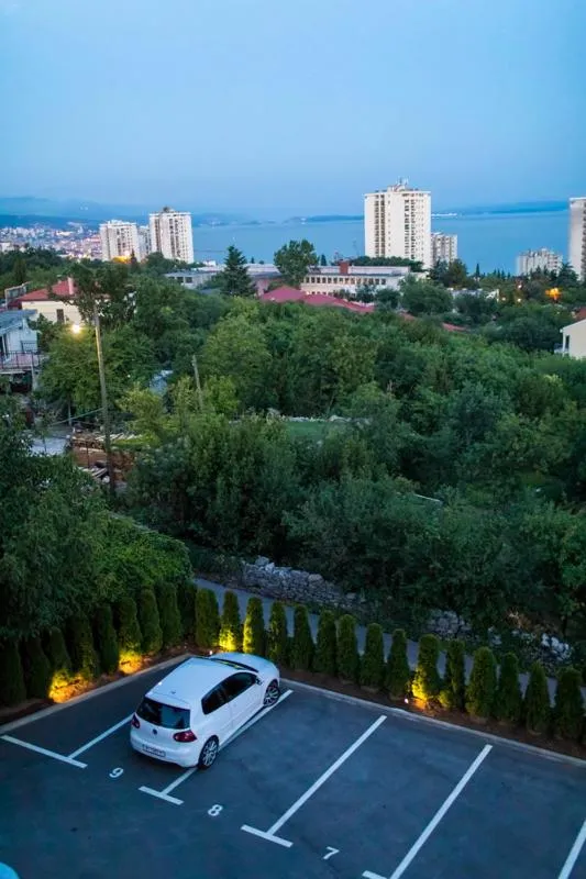 Apartments Sandra with free private parking