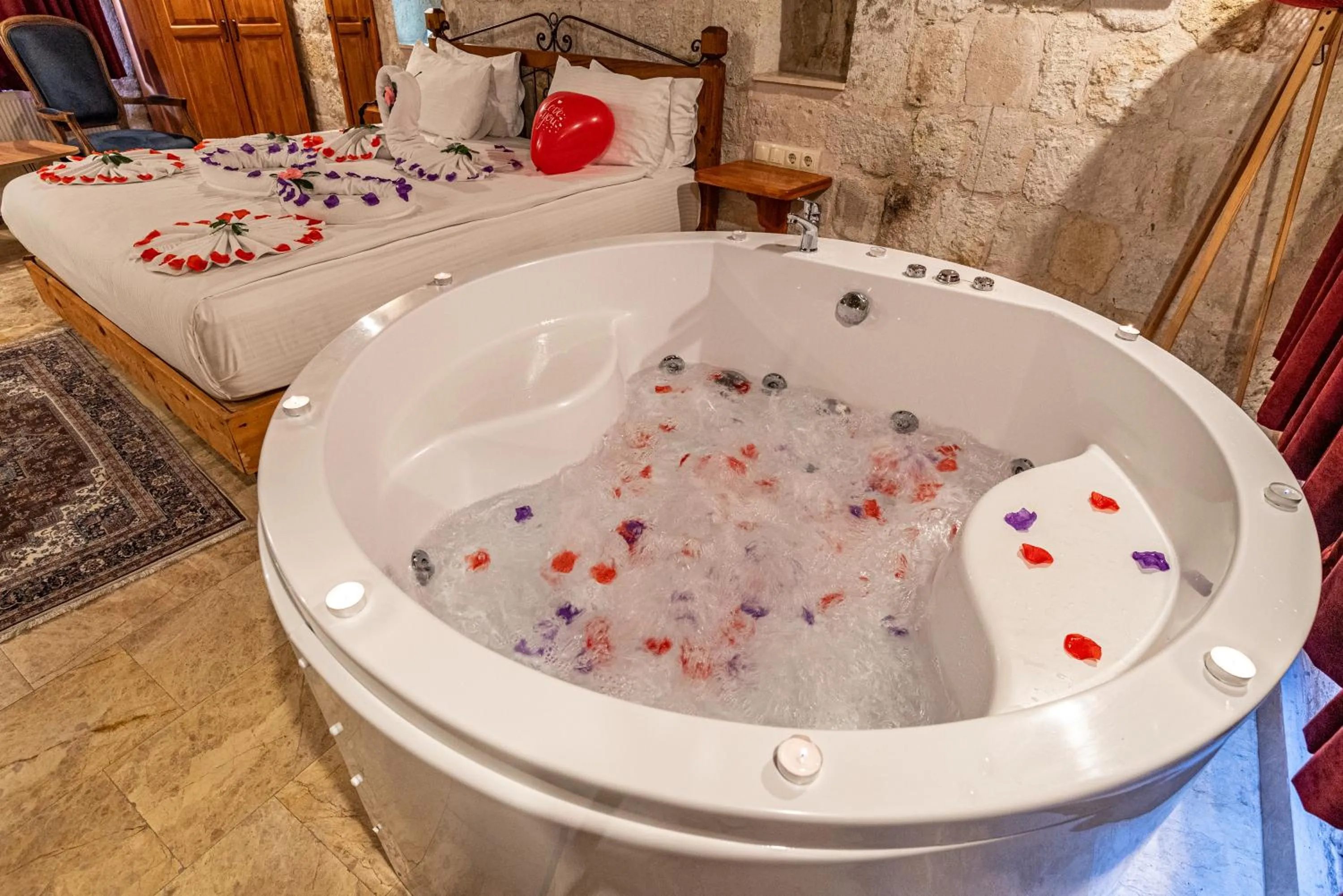 Hot Tub in Dervish Cave House & Restaurant