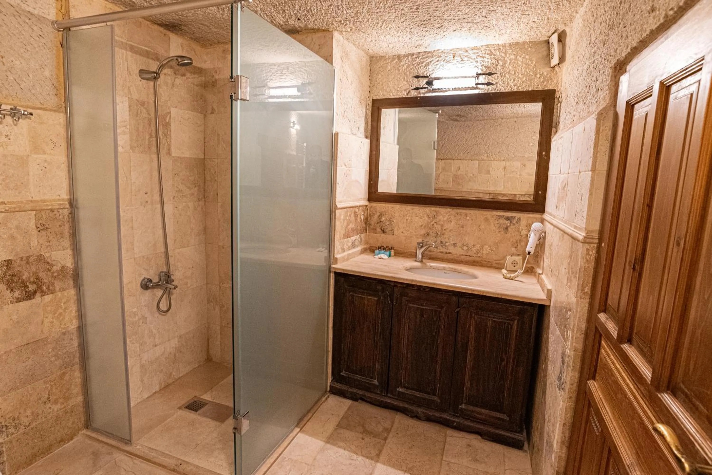 Shower in Dervish Cave House & Restaurant