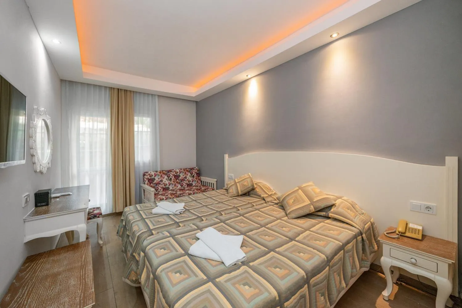 Photo of the whole room in Majestic Hotel