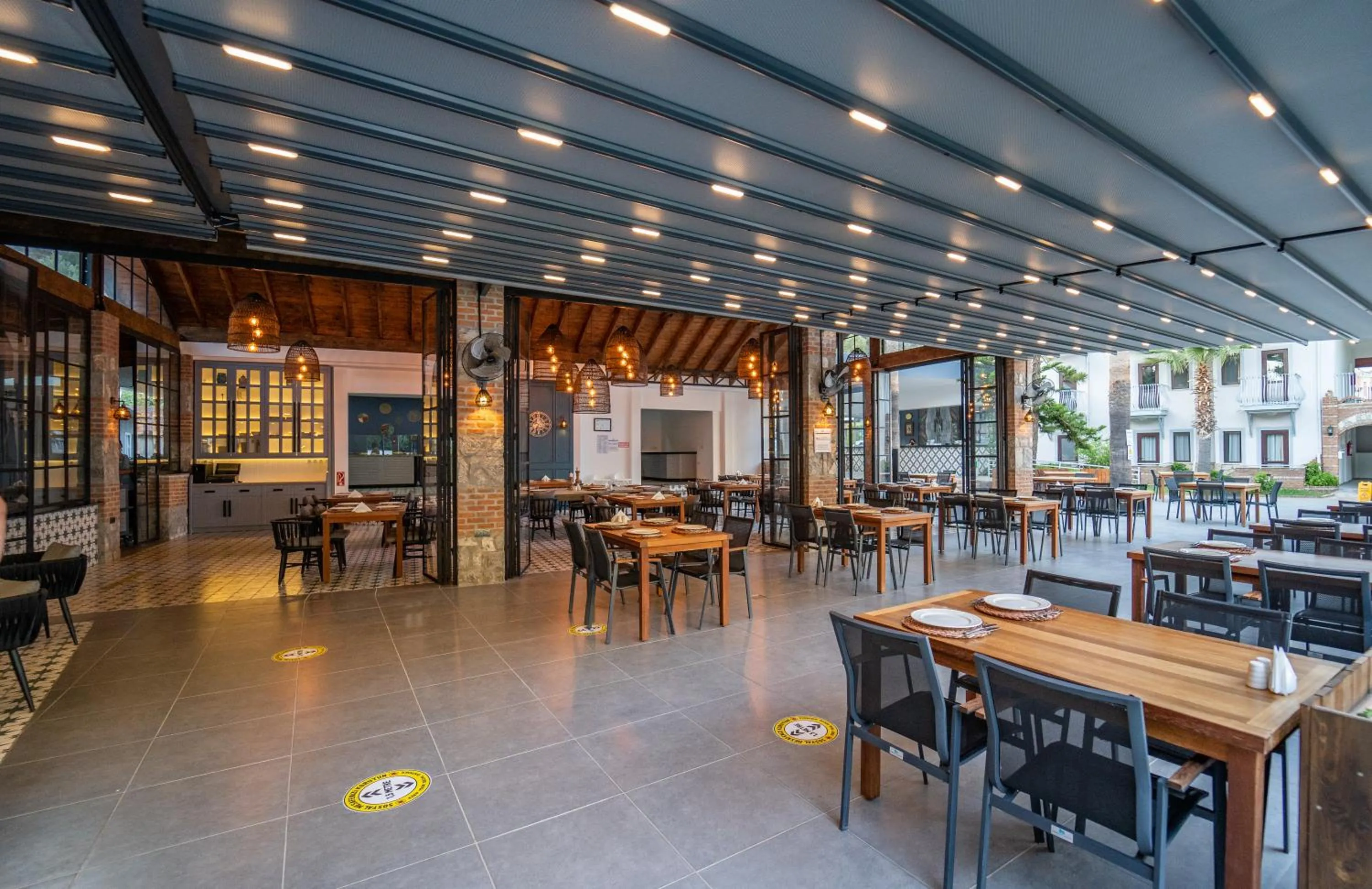 Restaurant/places to eat in Majestic Hotel