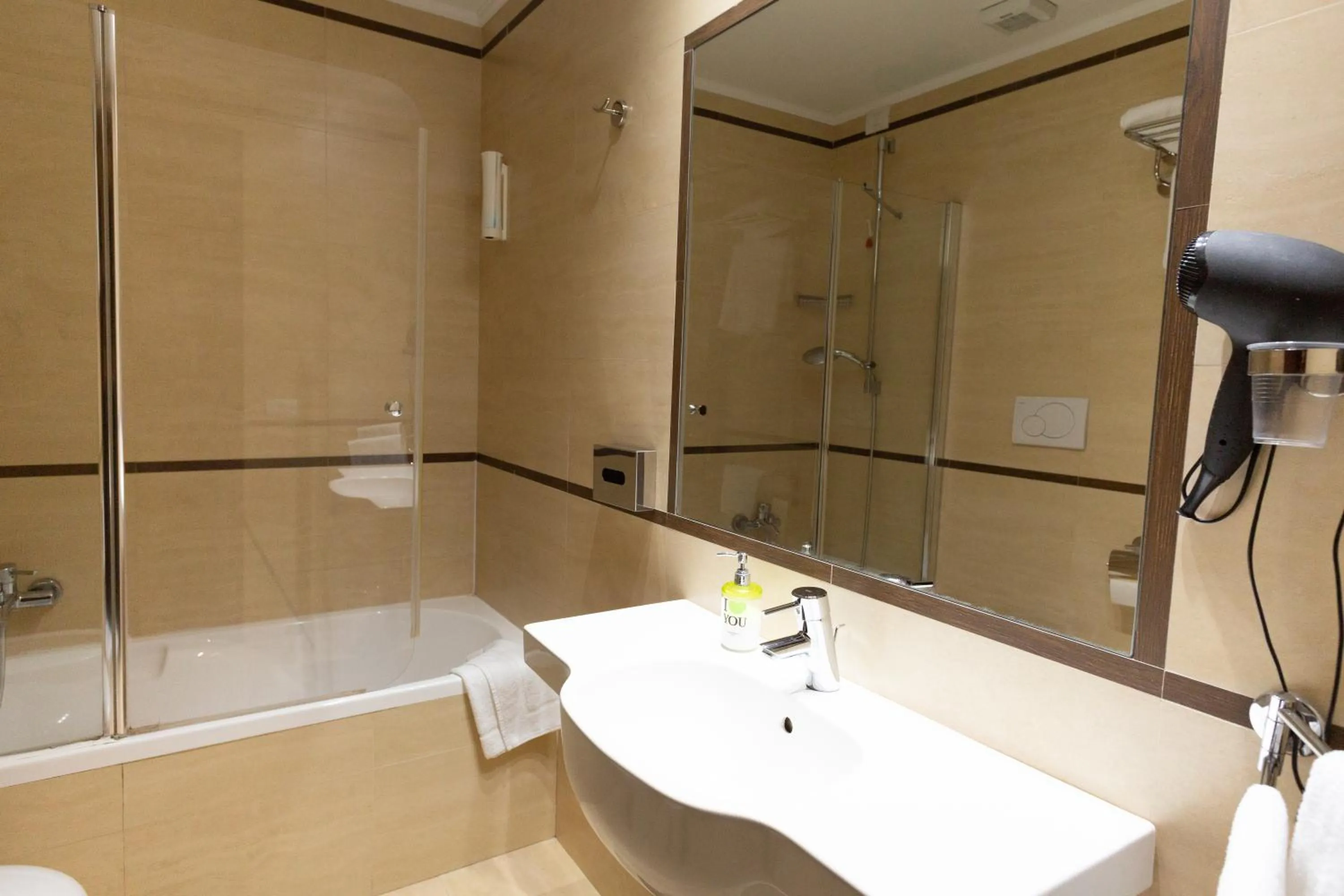 Bathroom in Cervara Park Hotel