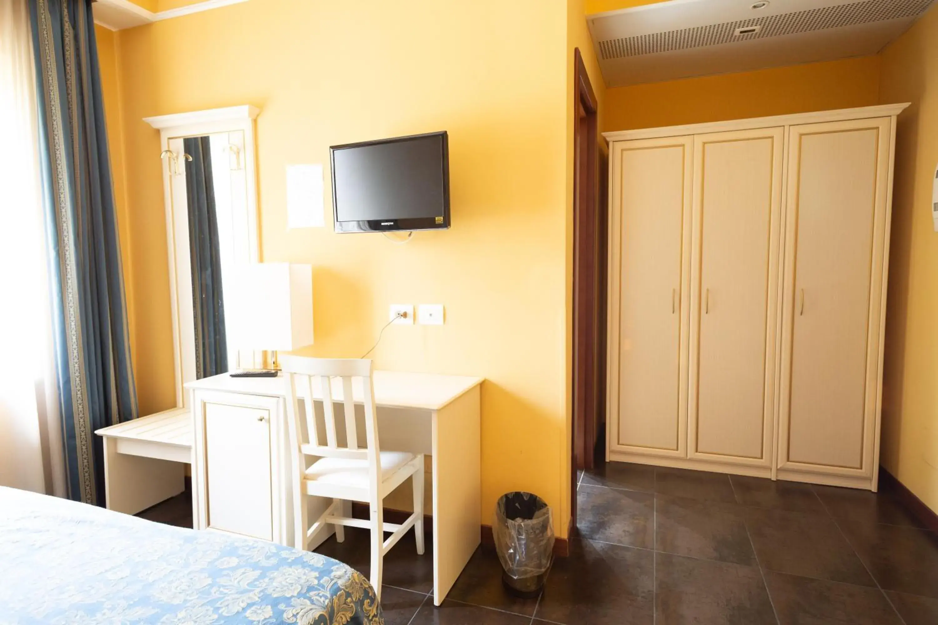 TV and multimedia, Bed in Cervara Park Hotel TV and multimedia, Bed in Cervara Park Hotel