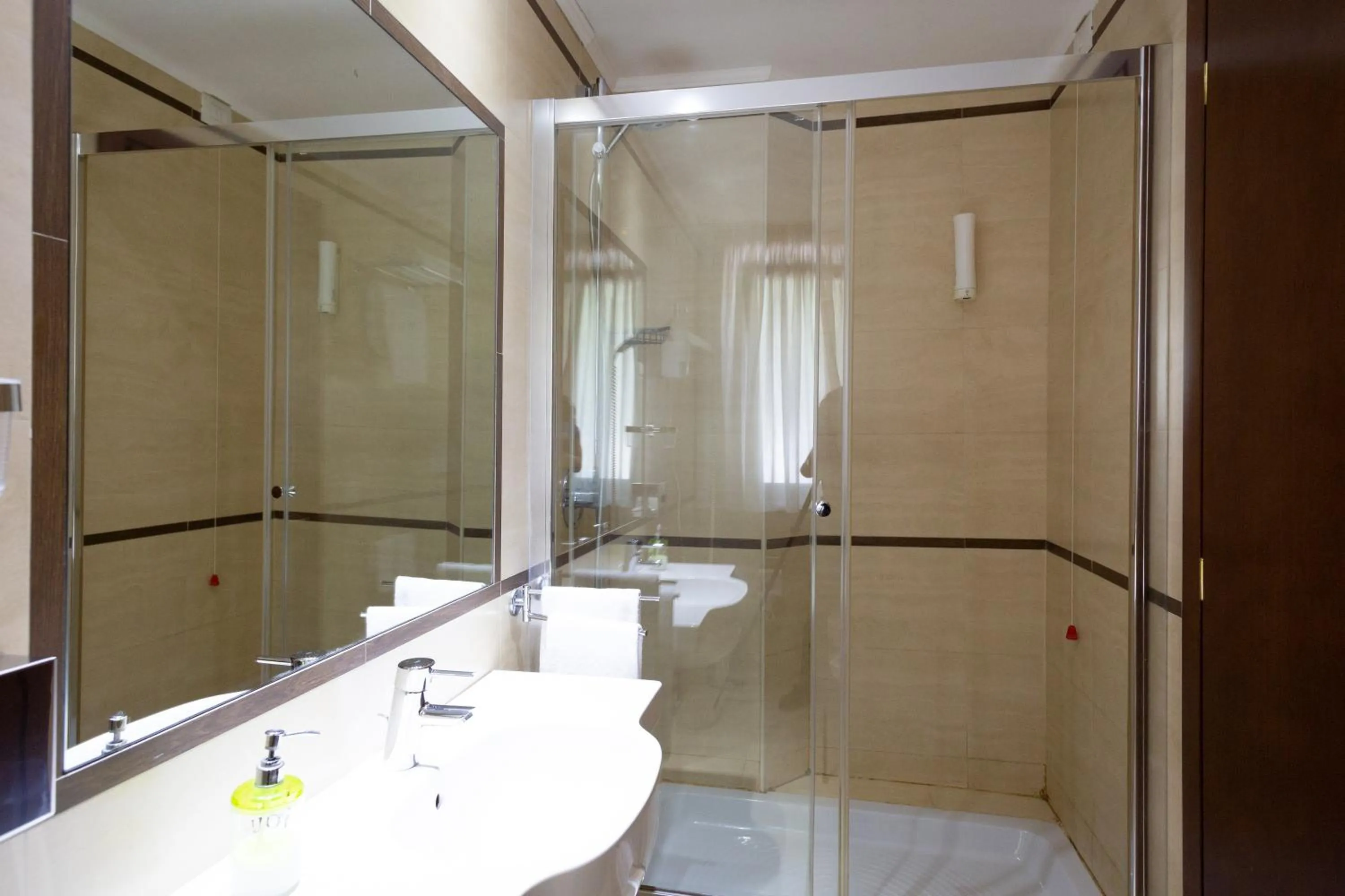 Shower in Cervara Park Hotel