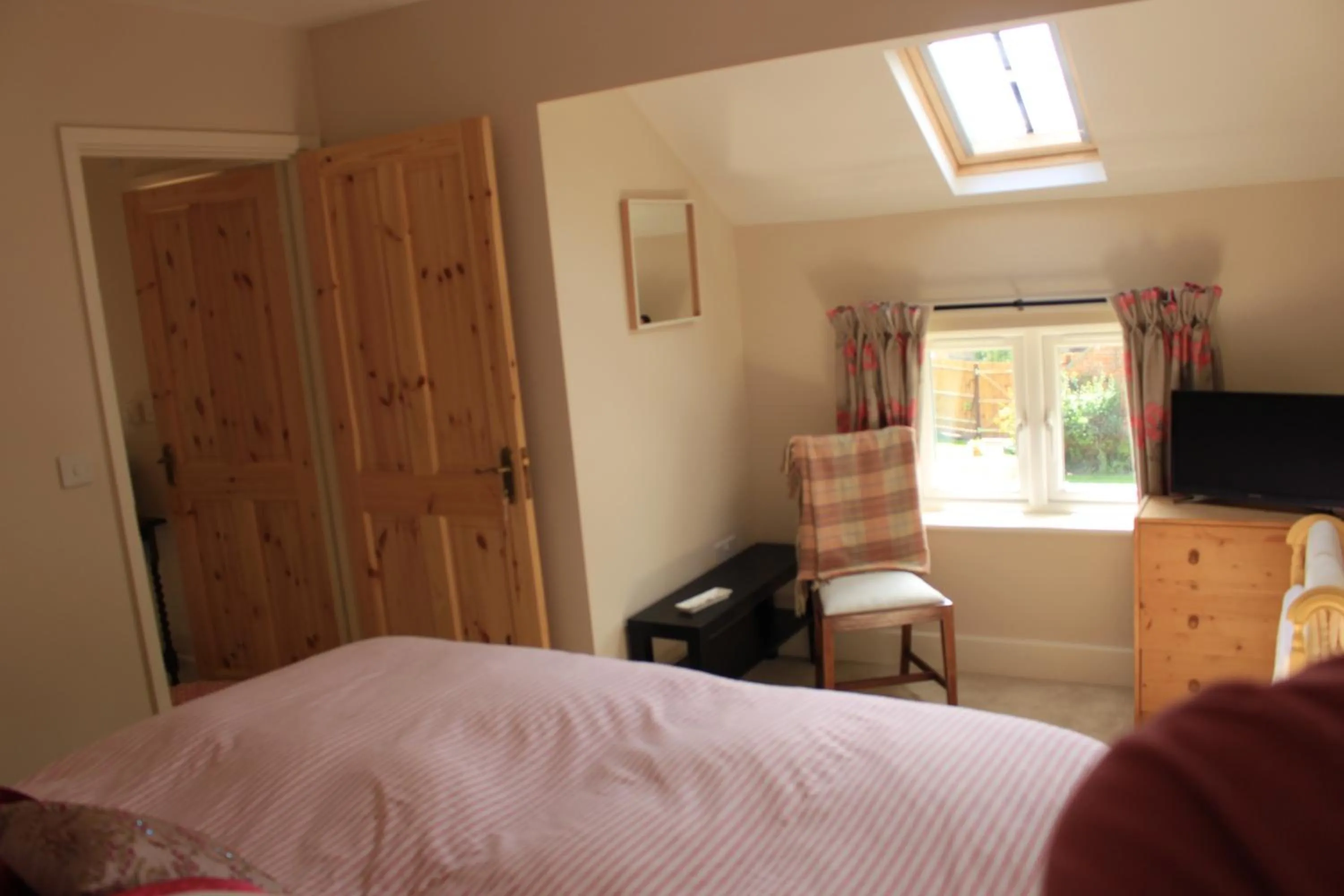 Garden view, Bed in The Old Bakery Barn