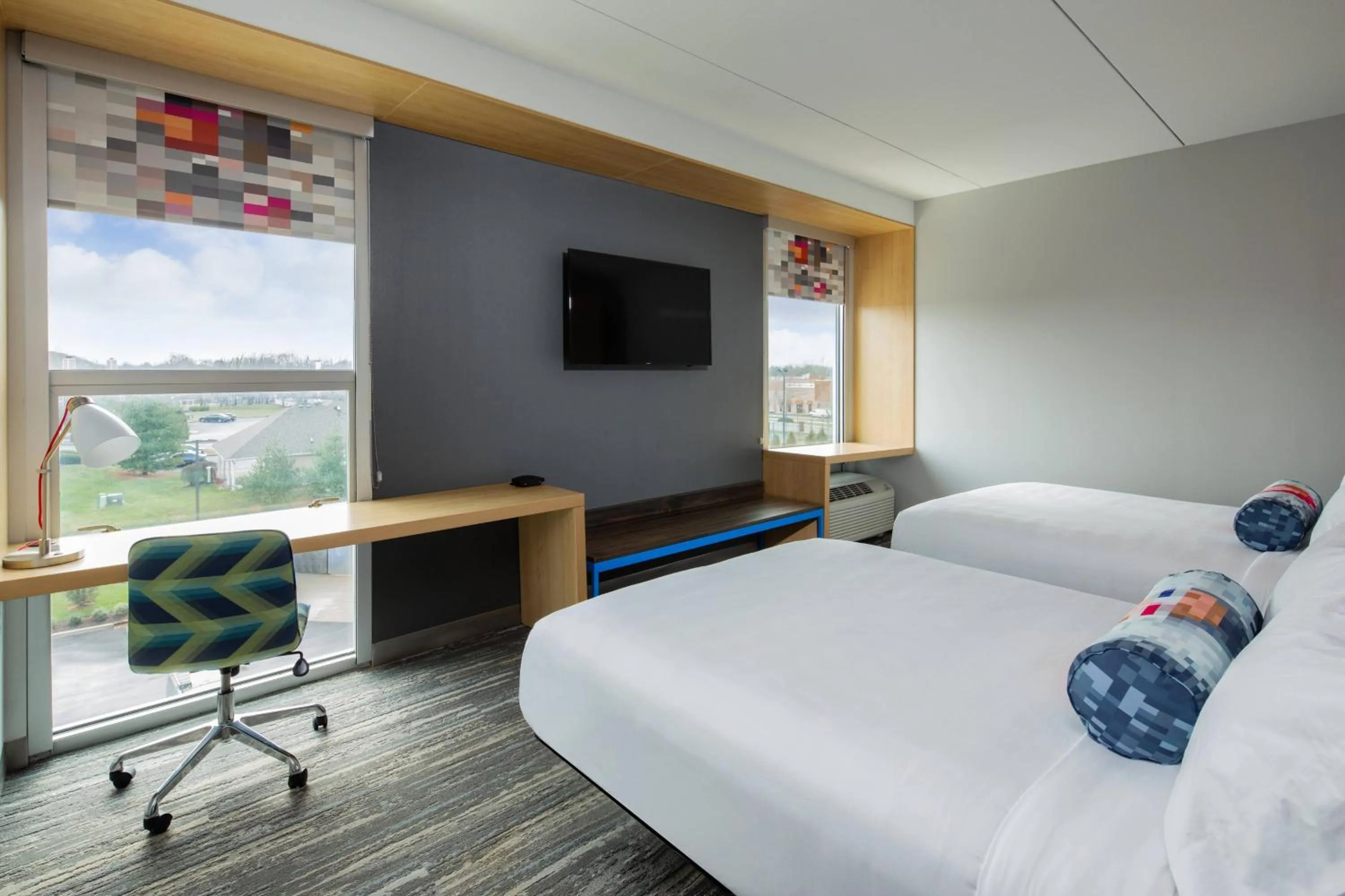 Photo of the whole room, Bed in Aloft Louisville East