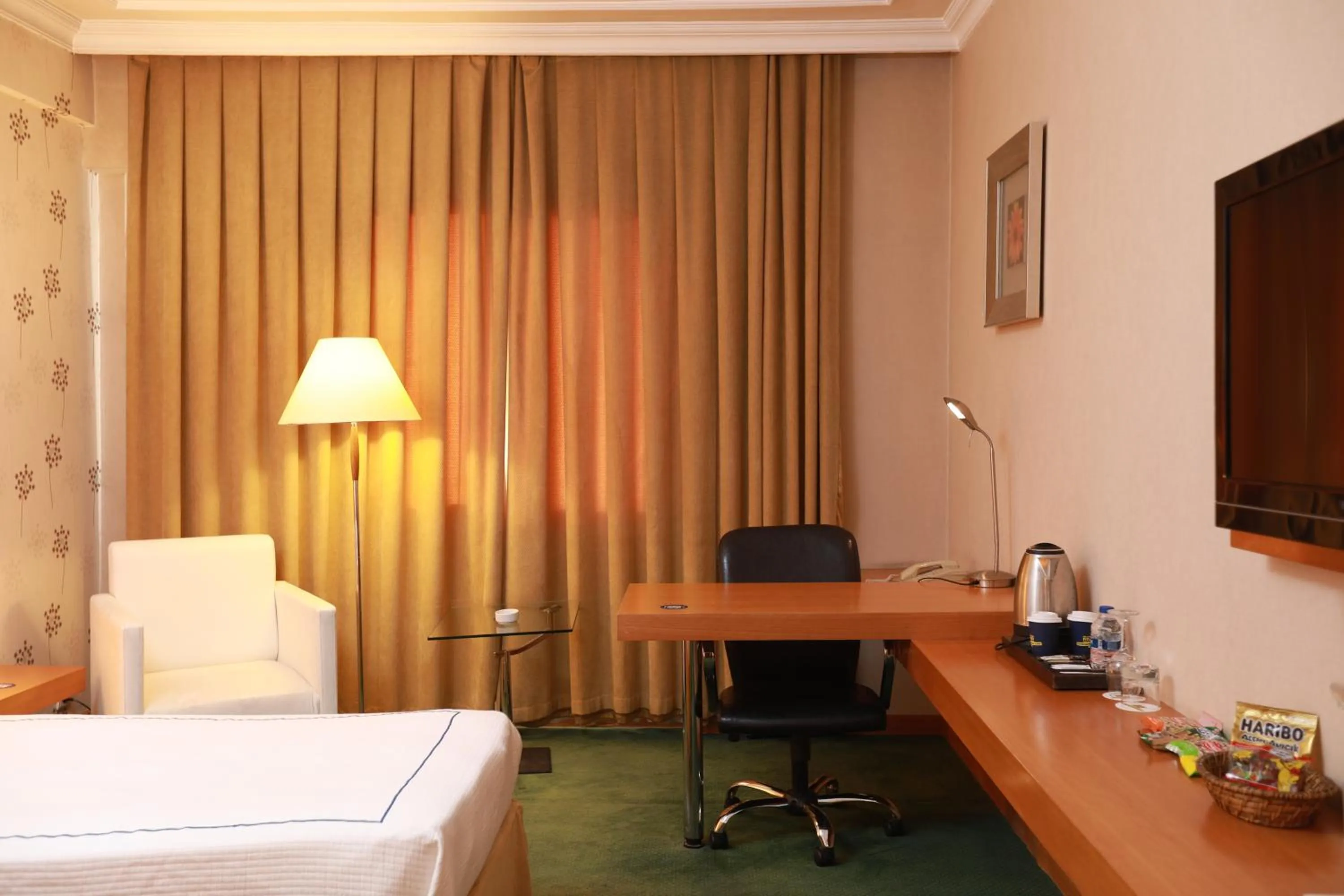 Photo of the whole room, Bed in Anemon Grand Manisa Otel