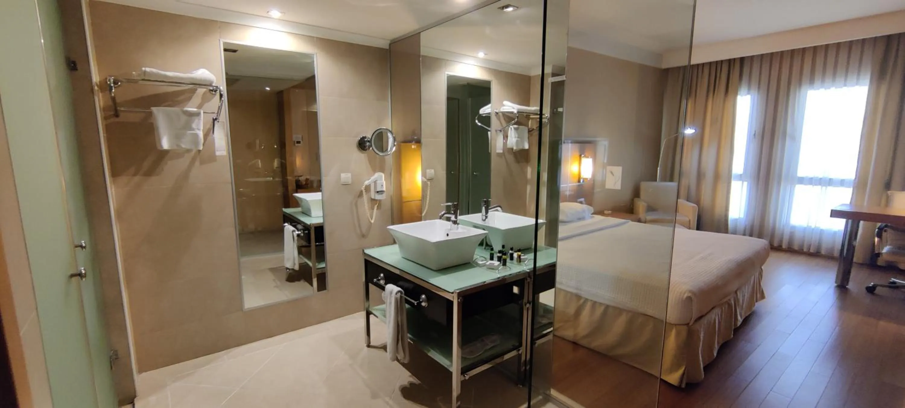 Bathroom, Bed in Anemon Grand Malatya Otel