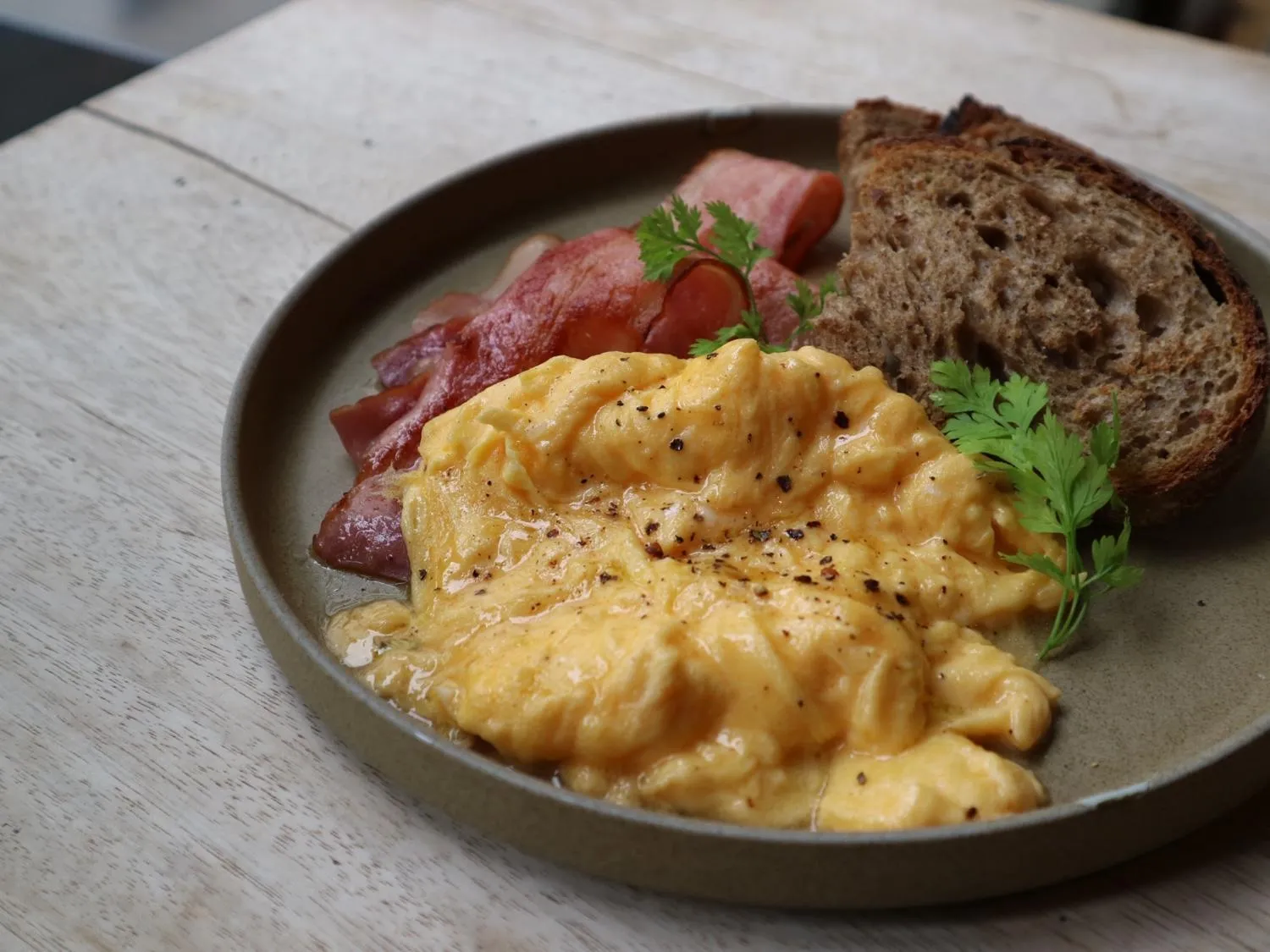 Breakfast in Nui. HOSTEL & BAR LOUNGE