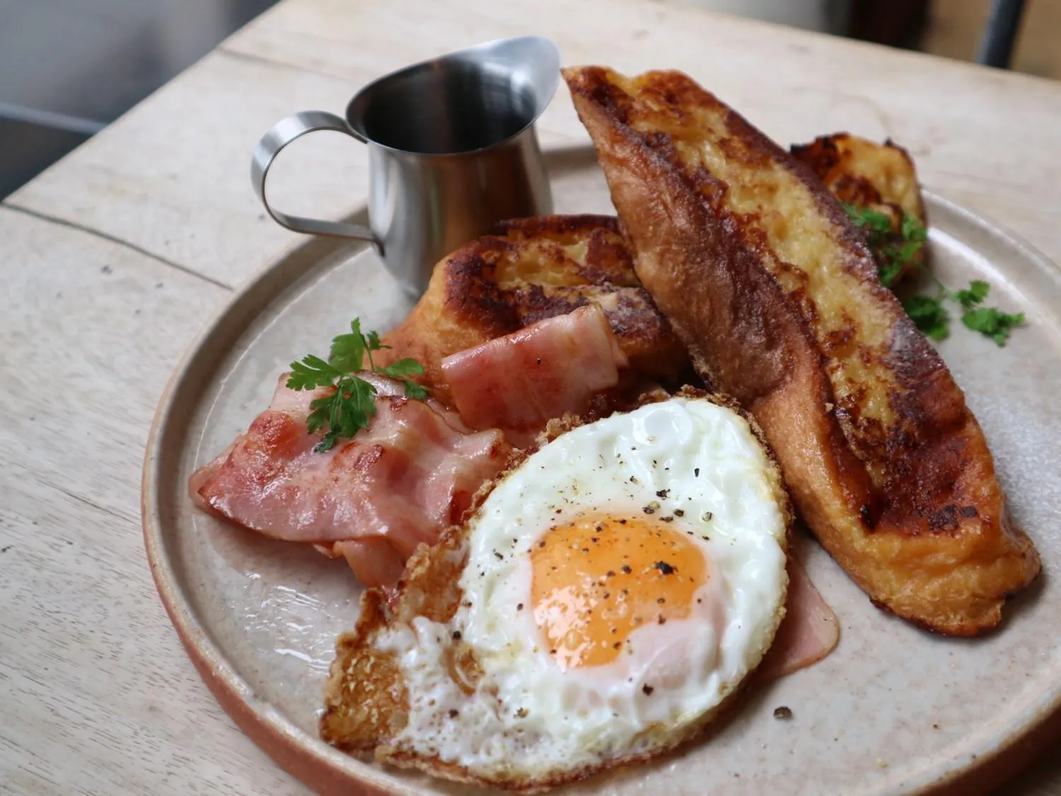 Breakfast in Nui. HOSTEL & BAR LOUNGE