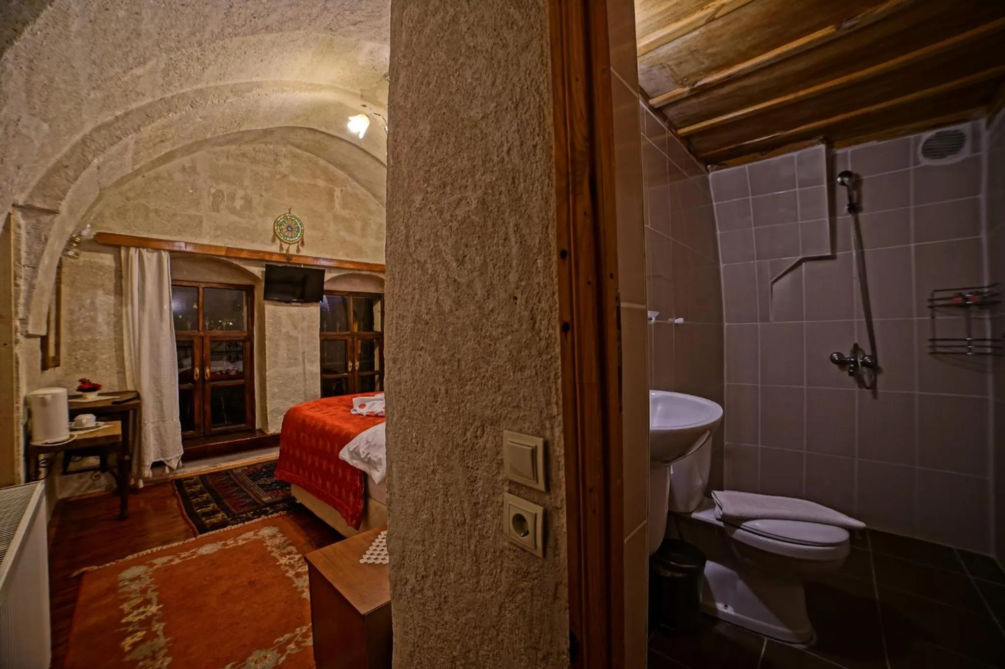 Shower, Bed in Melek Cave Hotel