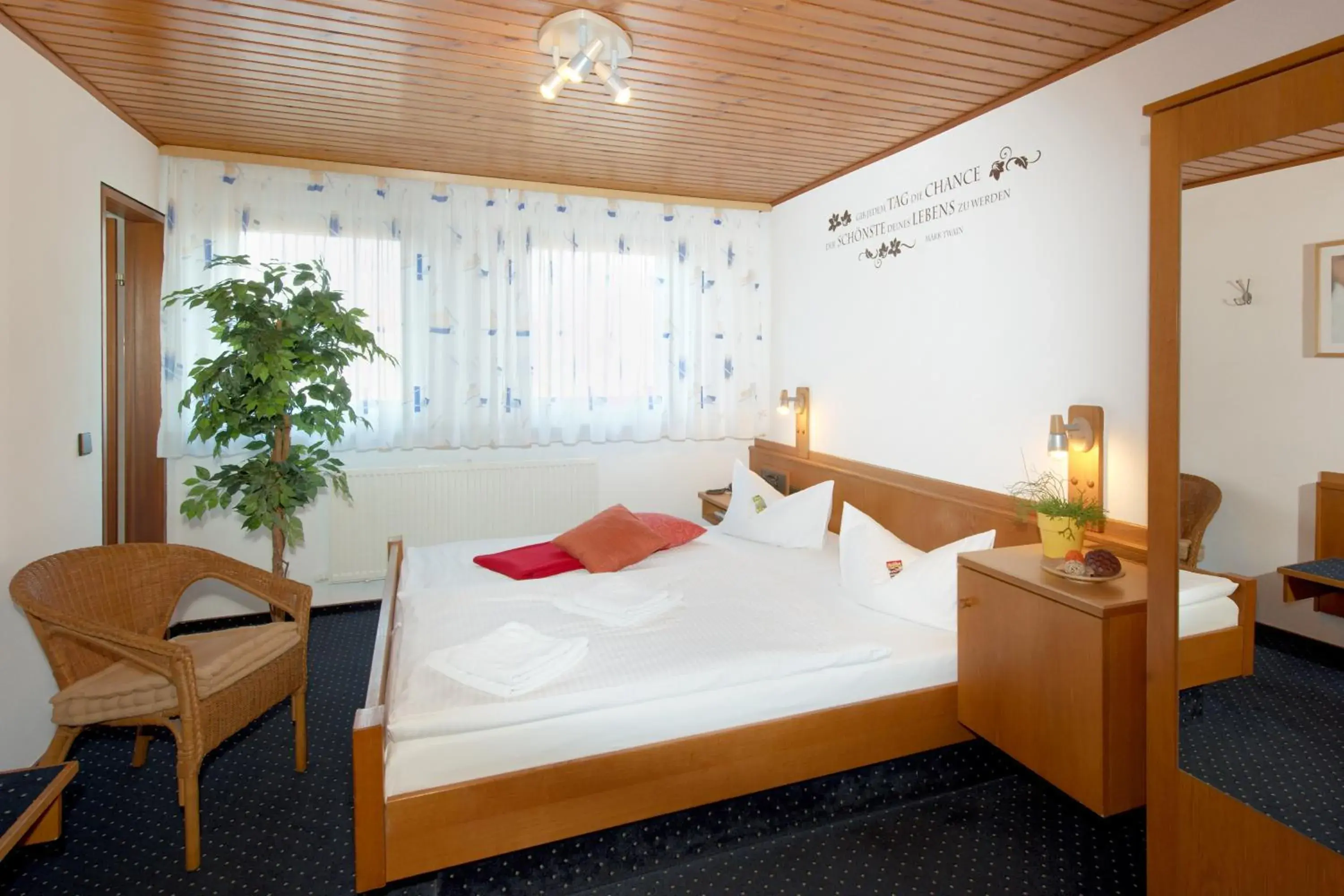 Deluxe Double Room with Shower - single occupancy in City Hotel Hanau Deluxe Double Room with Shower - single occupancy in City Hotel Hanau