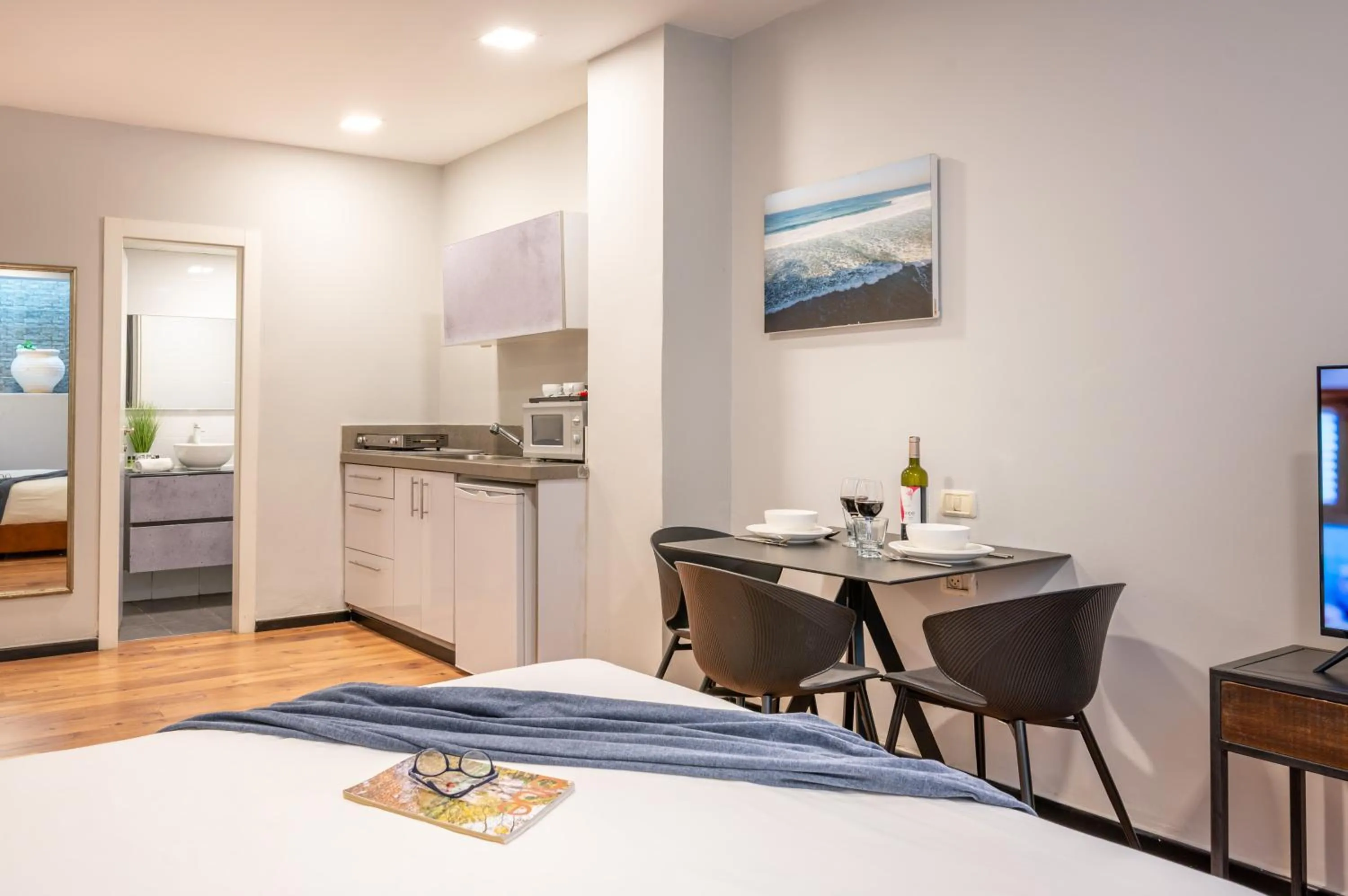 Photo of the whole room in Sea Land Suites