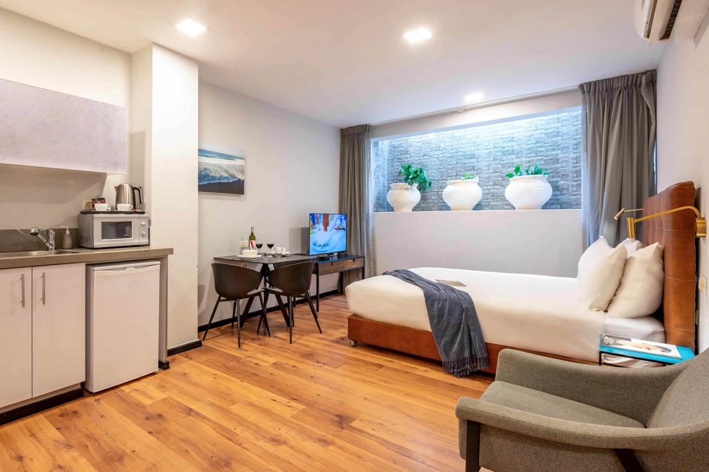 Kitchen or kitchenette, Bed in Sea Land Suites